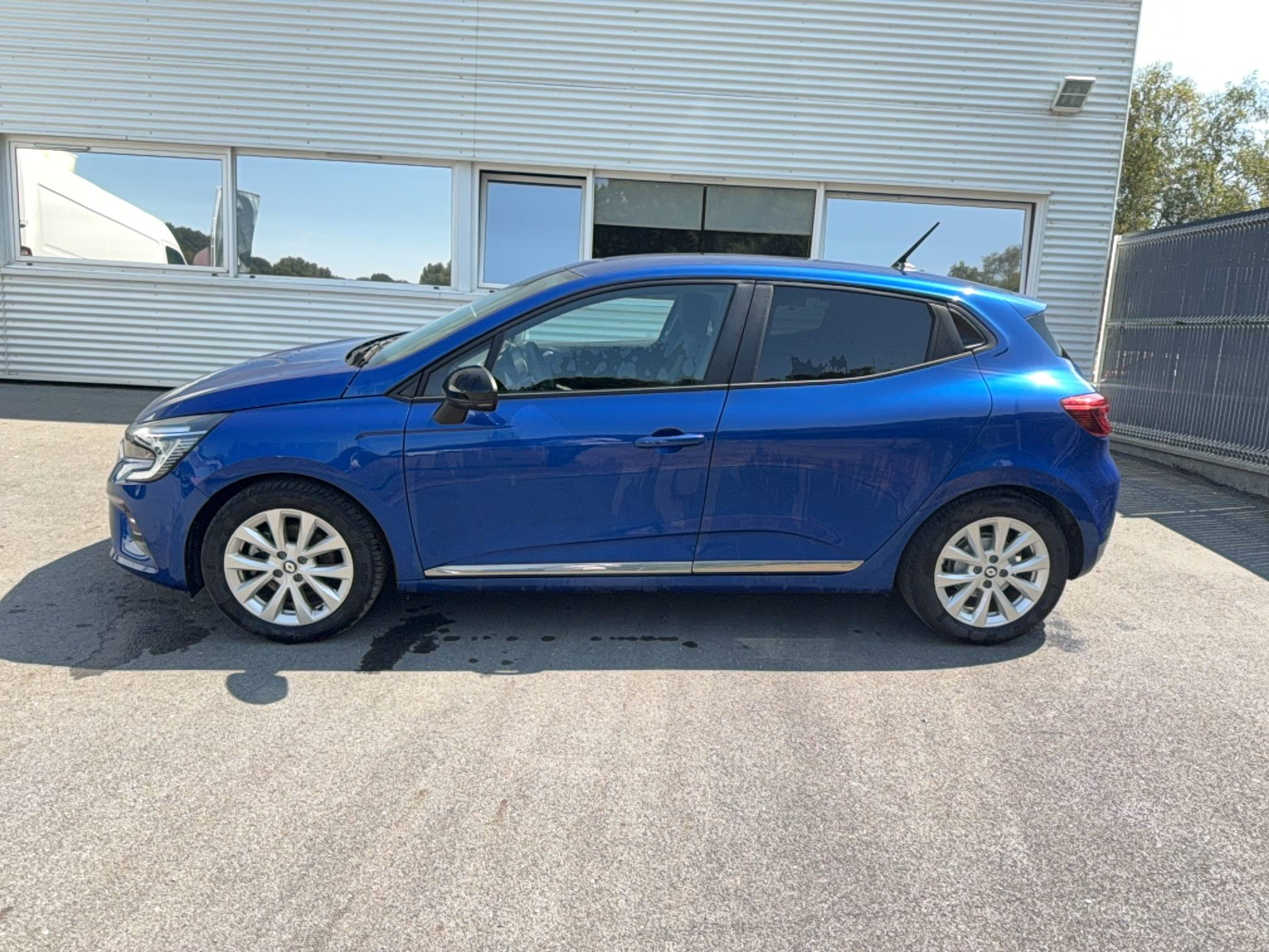Vente en ligne Renault Clio 5 Clio E-Tech full hybrid 145 au prix de 15 990 €
