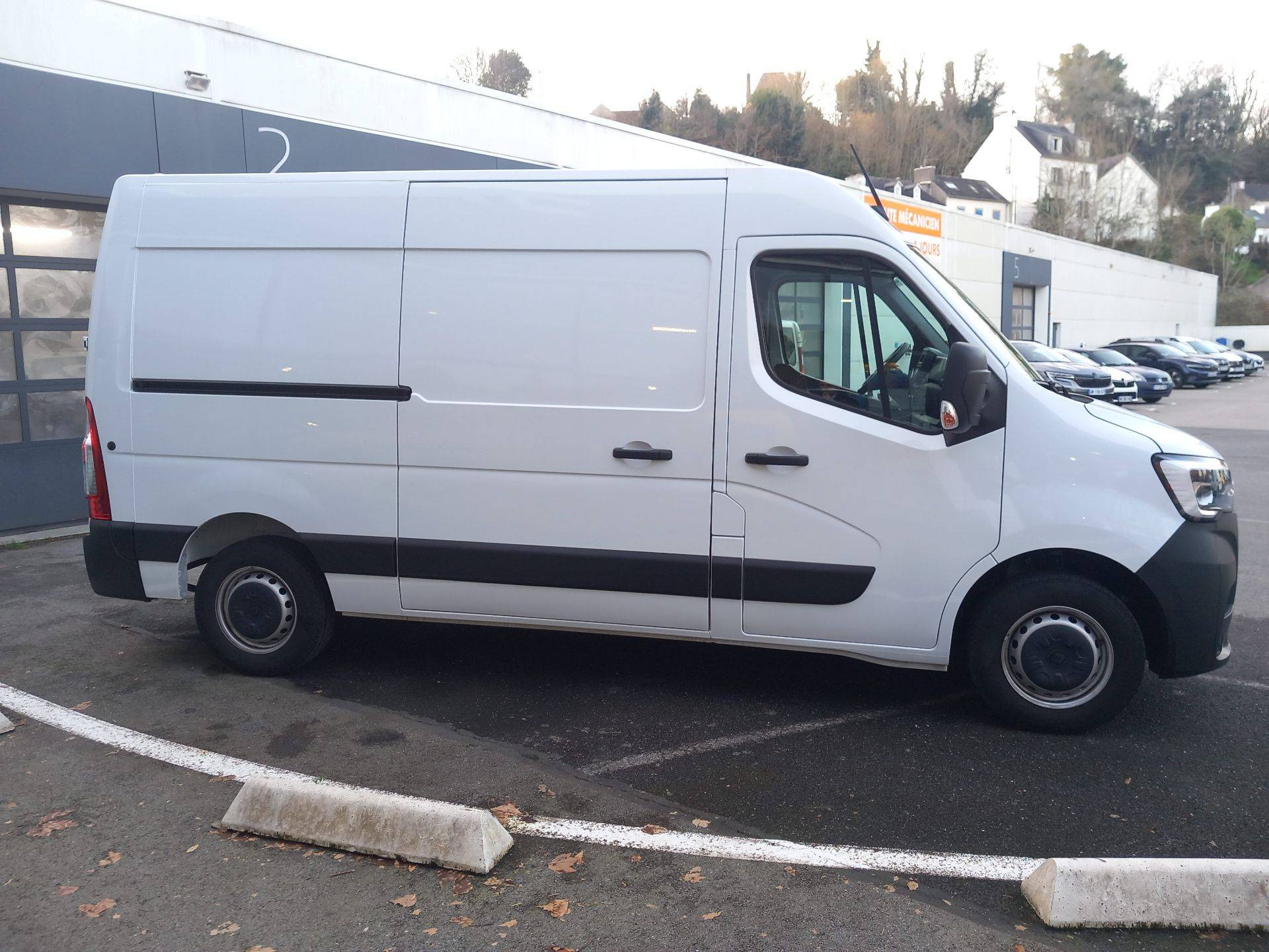 Vente en ligne Renault Master Fourgon MASTER FGN TRAC F3500 L2H2 BLUE DCI 135 au prix de 26 490 €