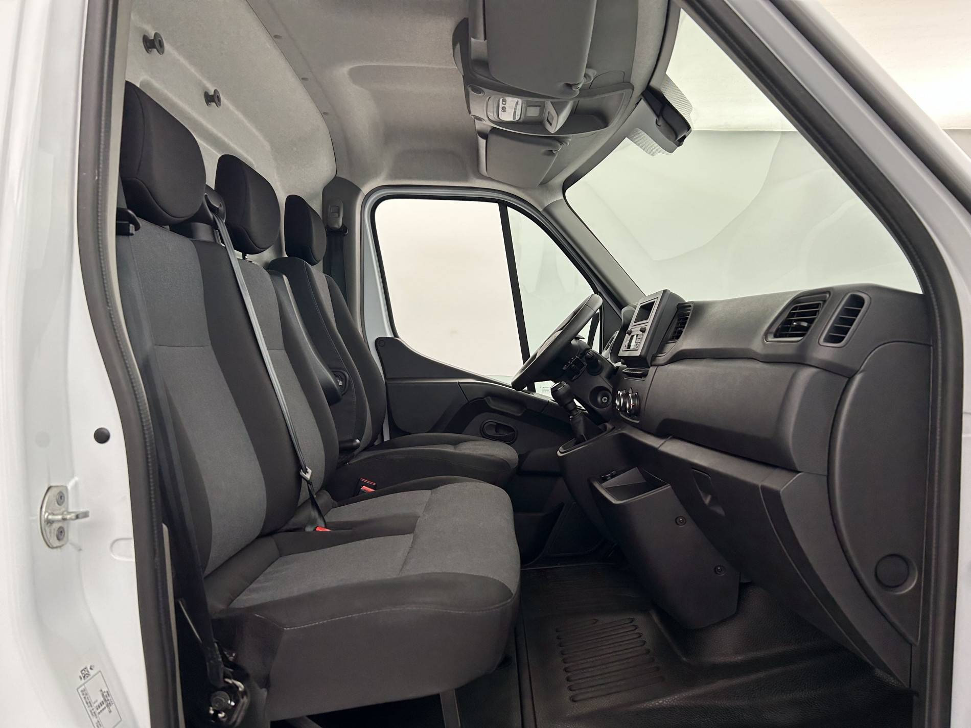 Vente en ligne Renault Master Fourgon MASTER FGN TRAC F3500 L2H2 BLUE DCI 135 au prix de 24 490 €