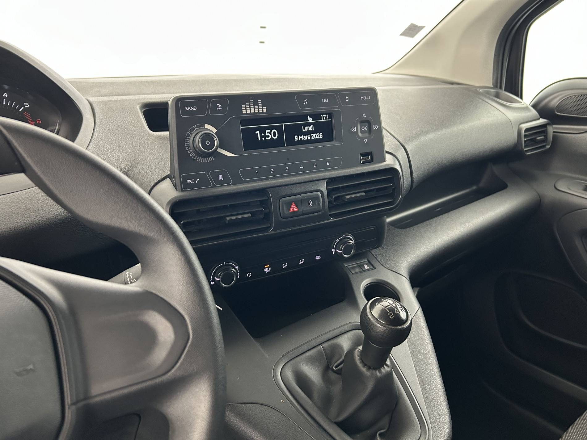 Vente en ligne Peugeot Partner Fourgon  STANDARD 650 KG BLUEHDI 100 S&S BVM5 au prix de 11 790 €