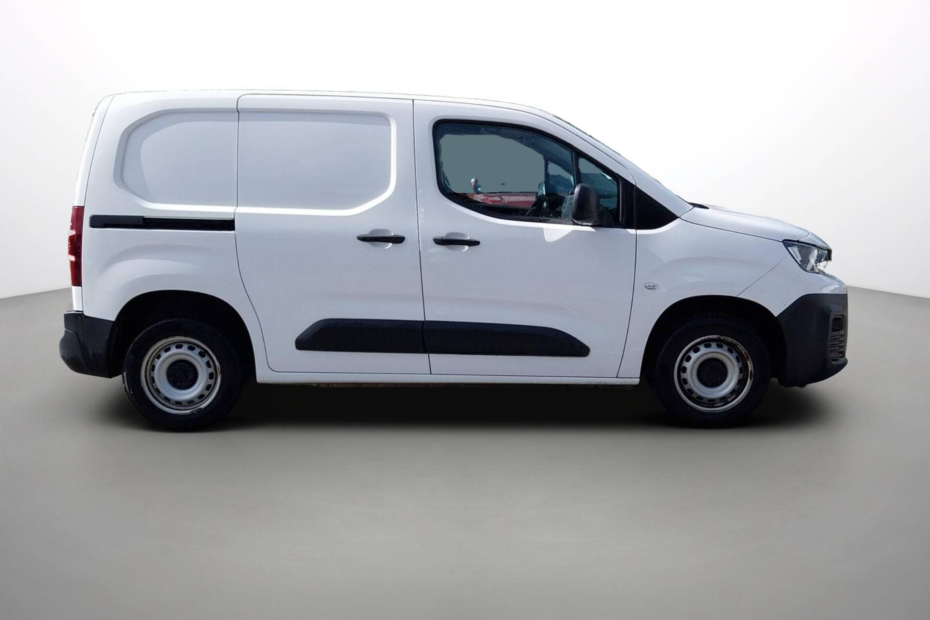 Vente en ligne Peugeot Partner Fourgon  STANDARD 650 KG BLUEHDI 100 S&S BVM5 au prix de 11 990 €