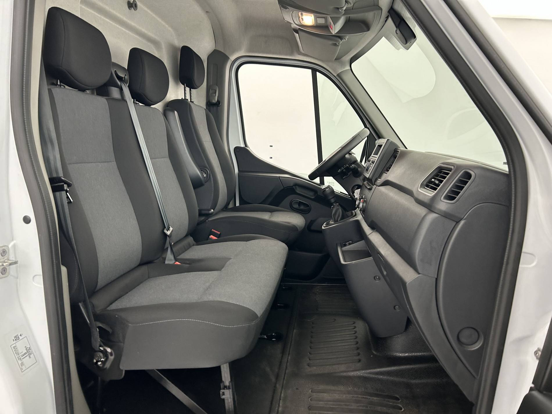 Vente en ligne Renault Master Fourgon MASTER FGN TRAC F3500 L2H2 BLUE DCI 135 au prix de 25 490 €