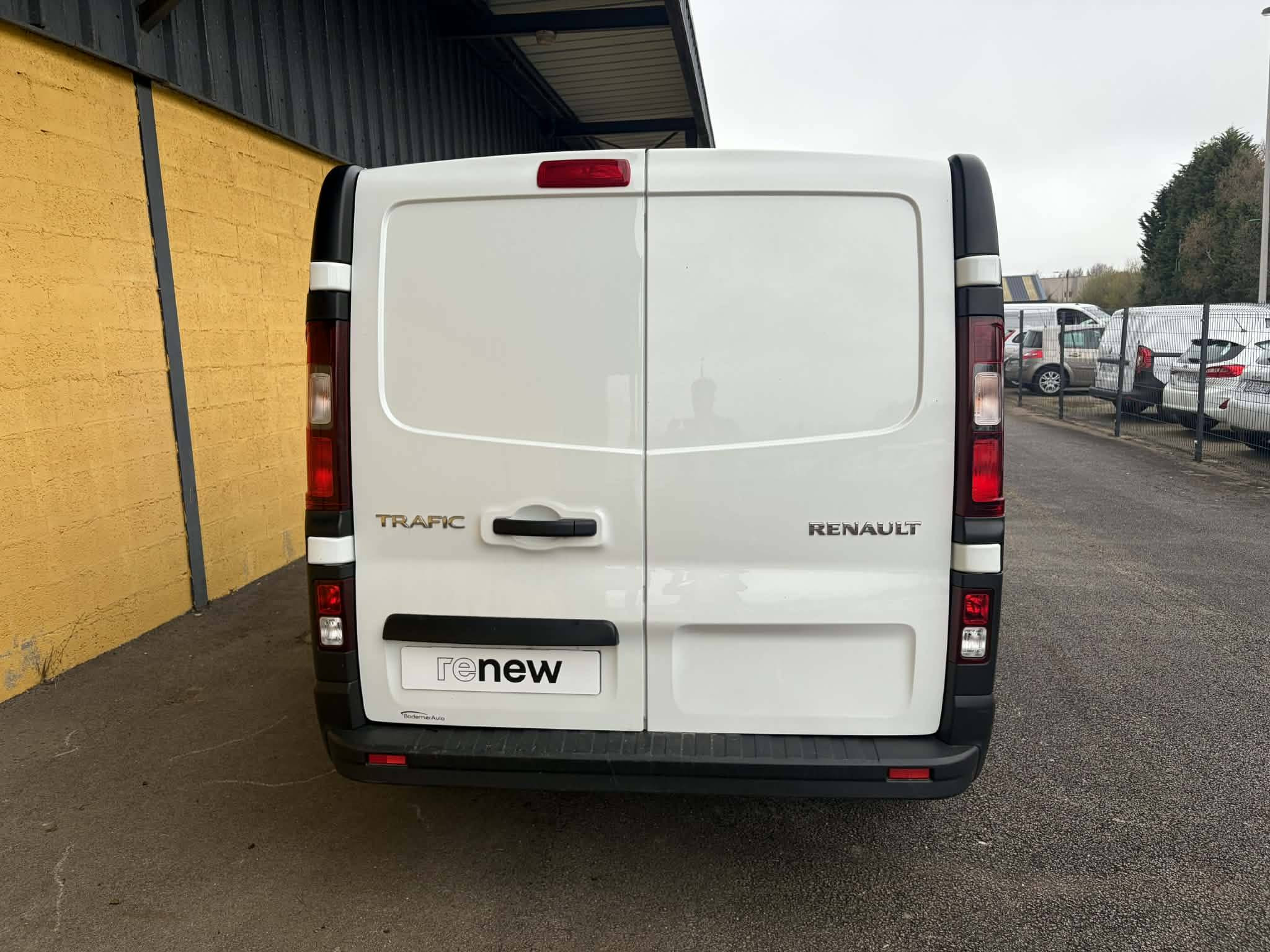 Vente en ligne Renault Trafic 3 Fourgon TRAFIC FG BLUE DCI 130 L1H1 3T GSR2 au prix de 24 990 €