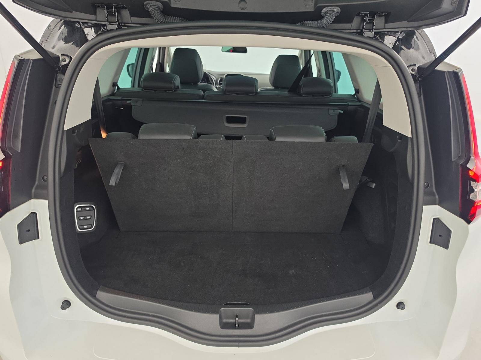 Vente en ligne Renault Grand Scenic 4 Grand Scenic TCe 160 FAP EDC au prix de 16 990 €
