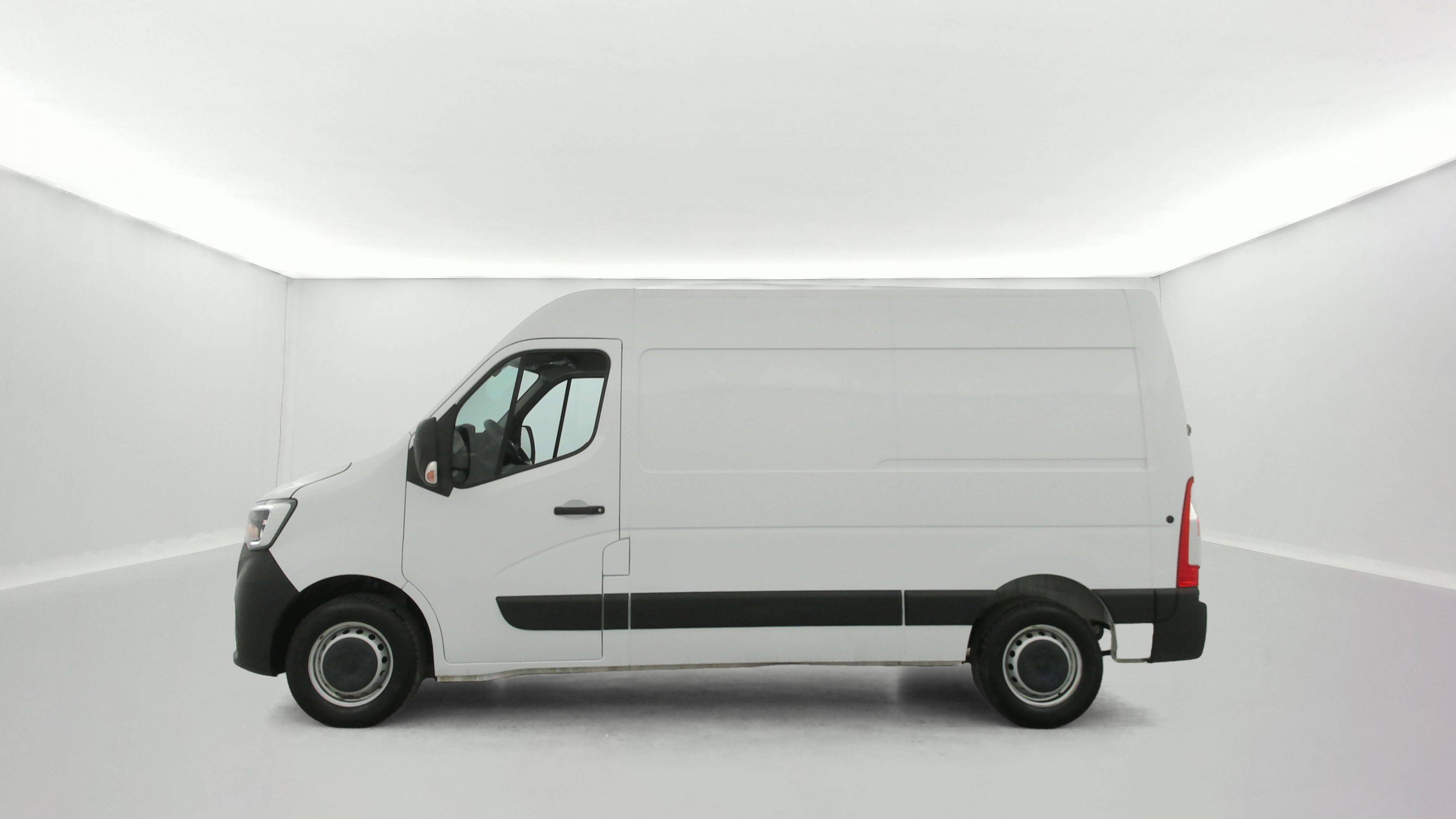 Vente en ligne Renault Master Fourgon MASTER FGN TRAC F3500 L2H2 BLUE DCI 135 au prix de 26 990 €