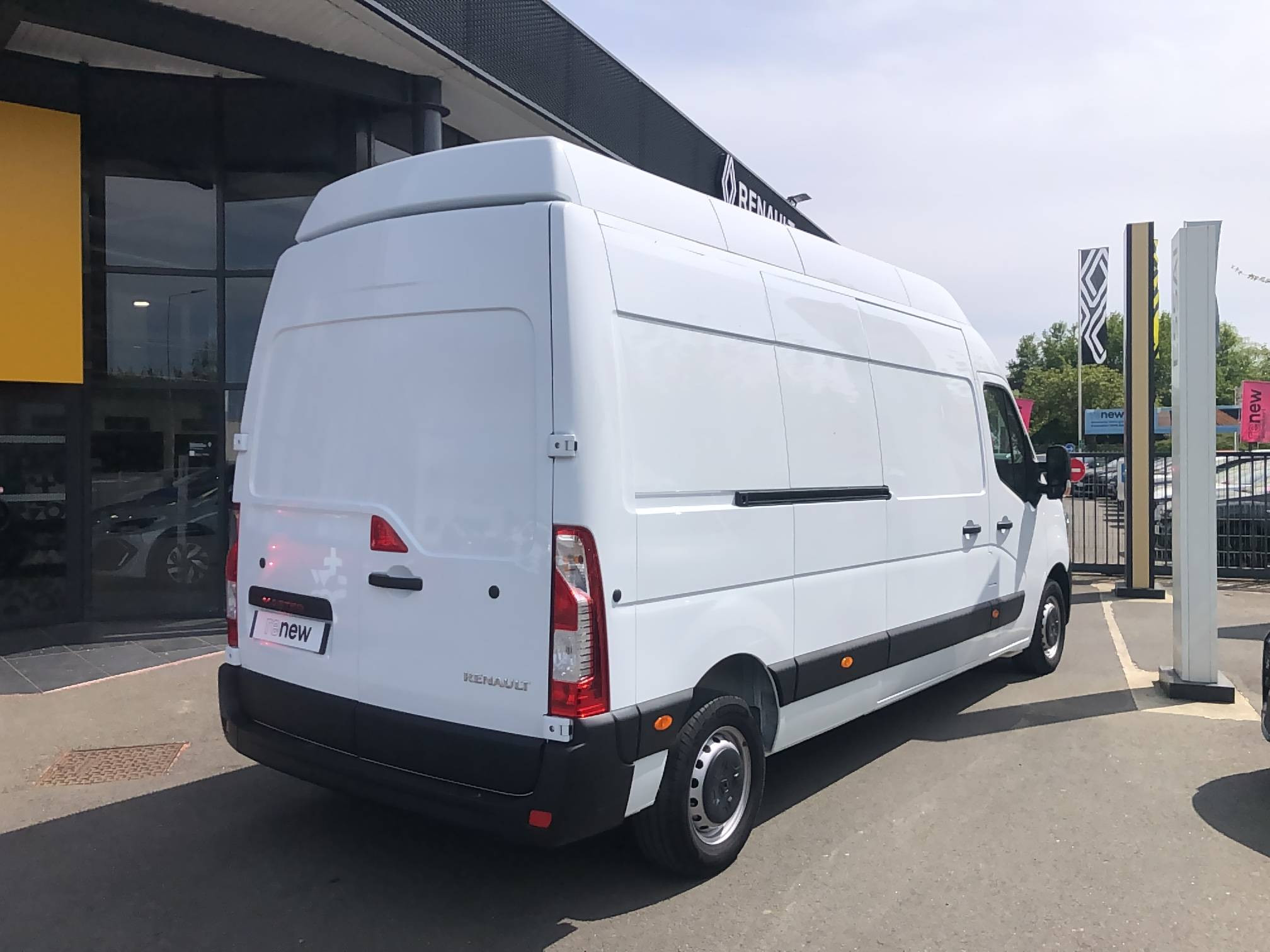 Vente en ligne Renault Master Fourgon MASTER FGN TRAC F3500 L3H3 BLUE DCI 135 au prix de 30 990 €