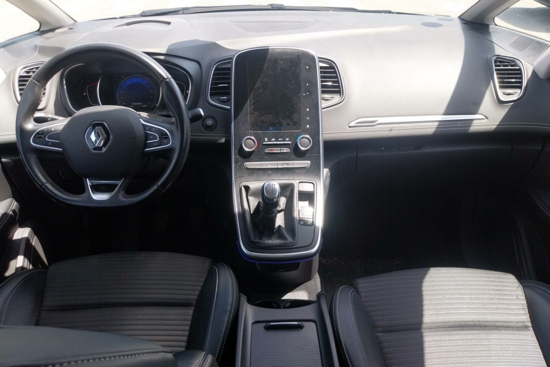 Vente en ligne Renault Grand Scenic 4 Grand Scenic Blue dCi 120 au prix de 15 570 €