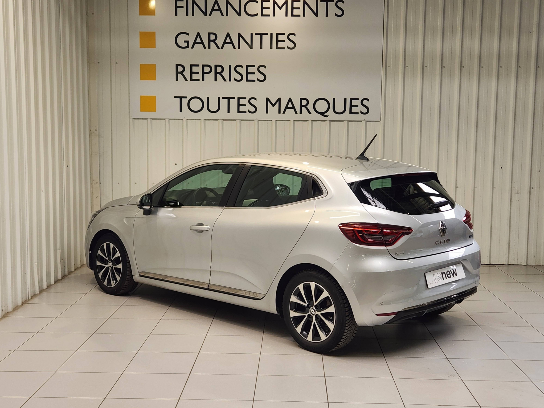 Vente en ligne Renault Clio 5 Clio E-Tech 140 - 21N au prix de 16 390 €