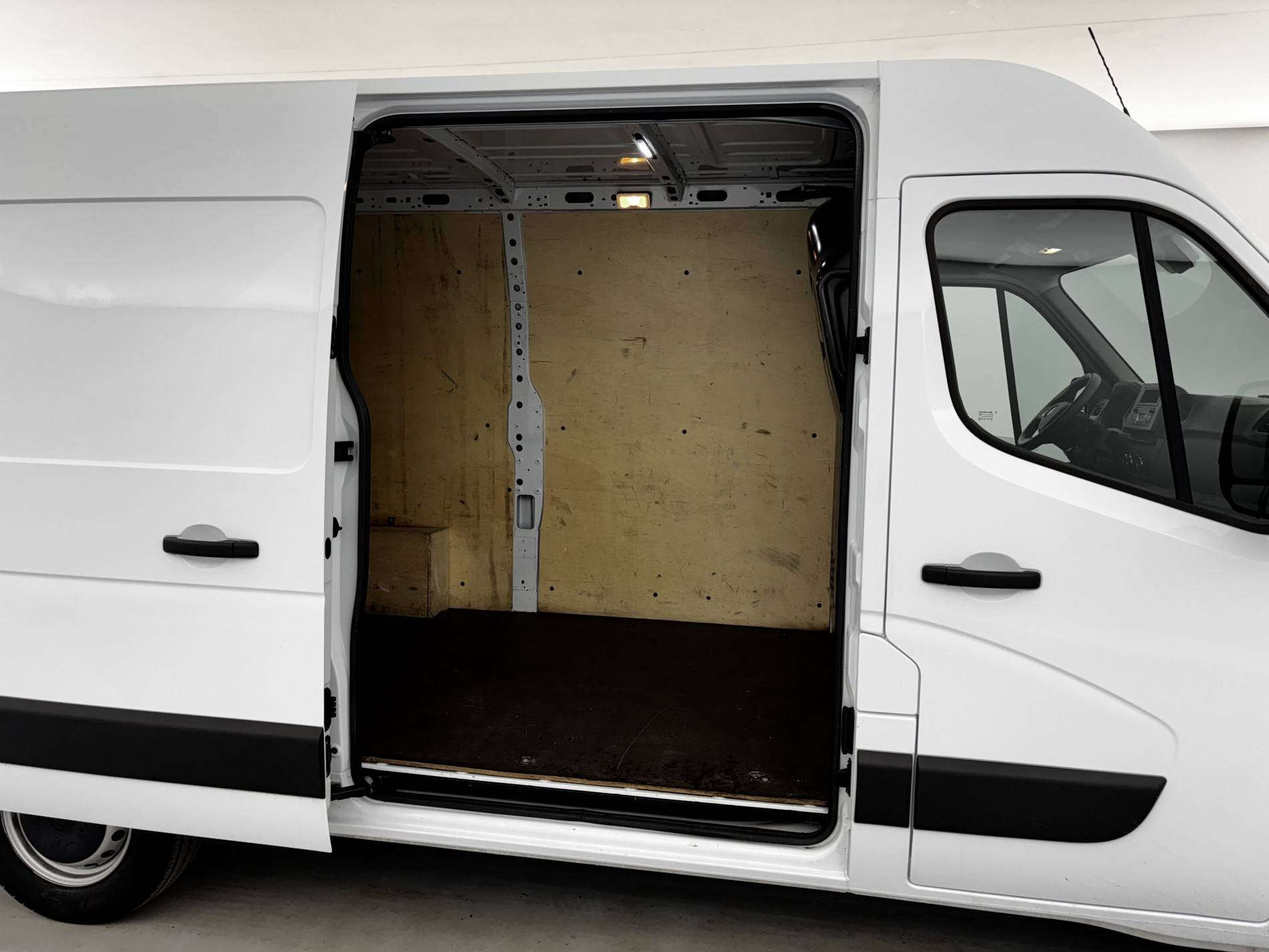 Vente en ligne Renault Master Fourgon MASTER FGN TRAC F3500 L2H2 BLUE DCI 135 au prix de 25 990 €