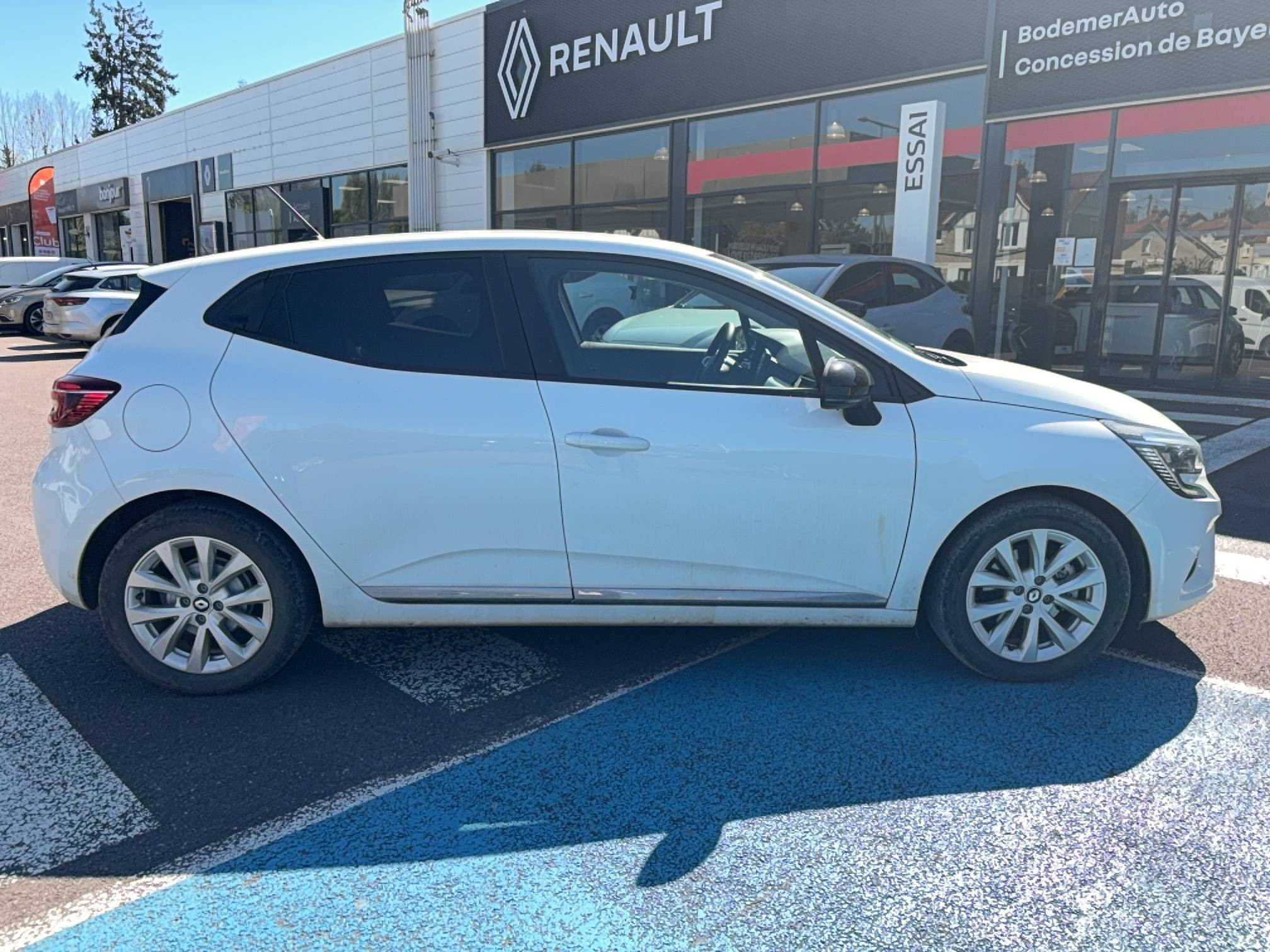 Vente en ligne Renault Clio 5 Clio E-Tech full hybrid 145 au prix de 17 590 €