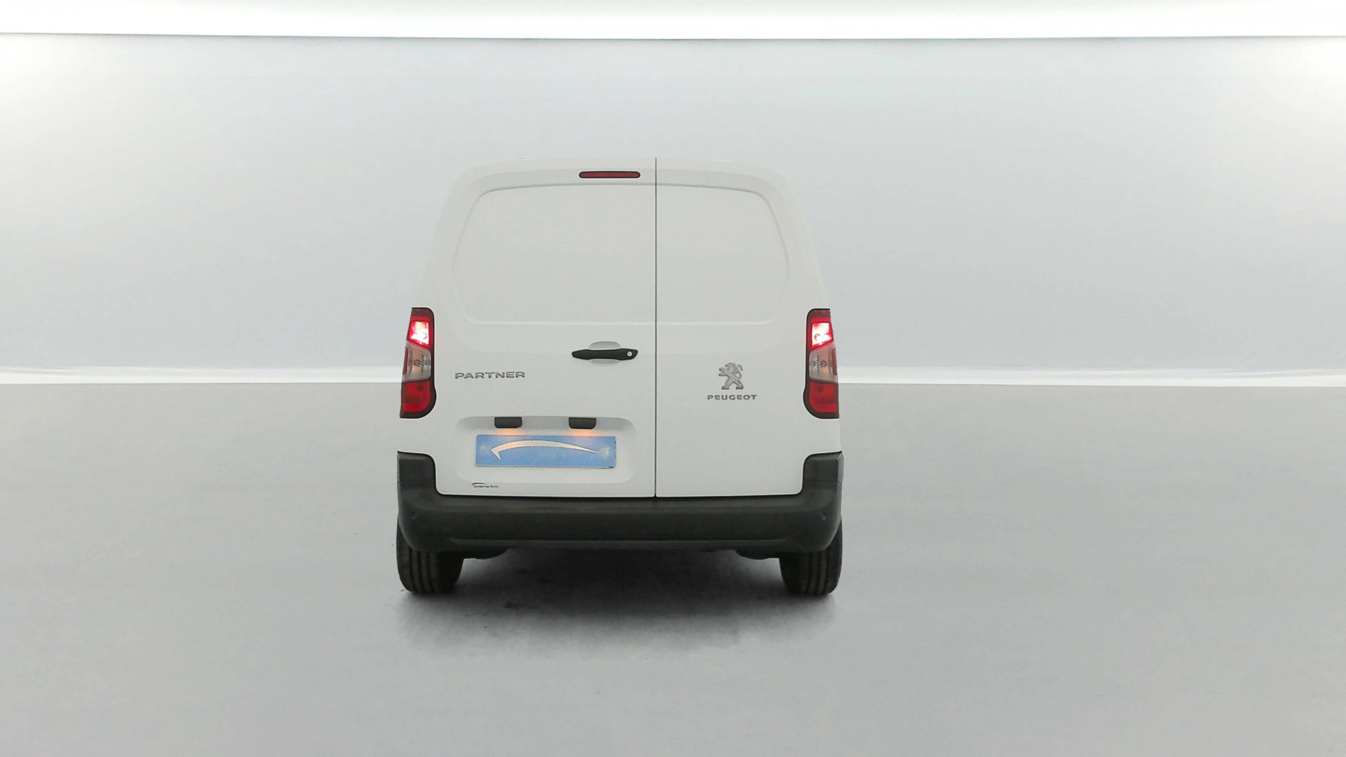Vente en ligne Peugeot Partner Fourgon  STANDARD 650 KG BLUEHDI 100 S&S BVM5 au prix de 11 990 €