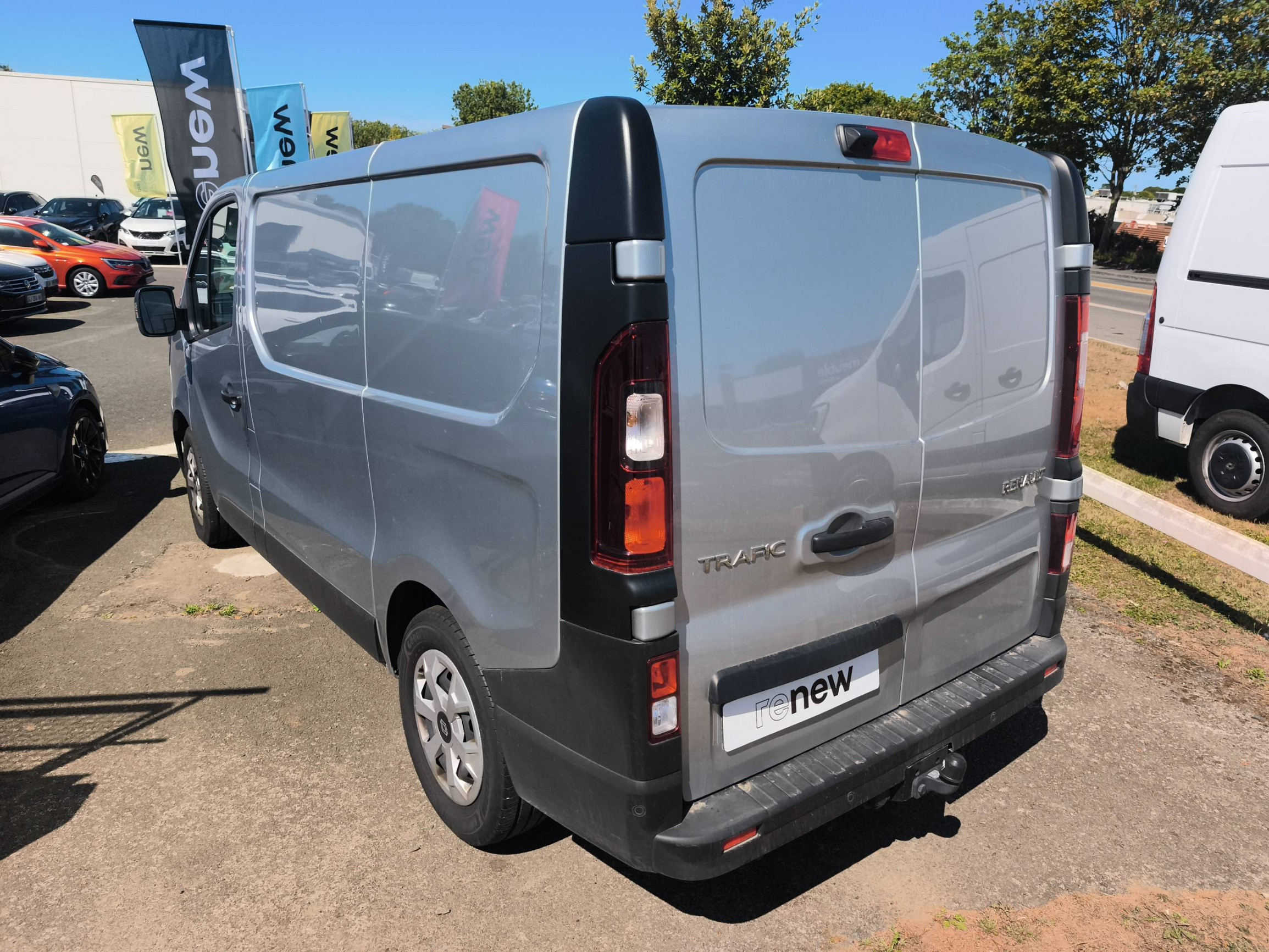 Vente en ligne Renault Trafic 3 Fourgon TRAFIC FG BLUE DCI 170 L1H1 2T8 AUTO au prix de 34 490 €