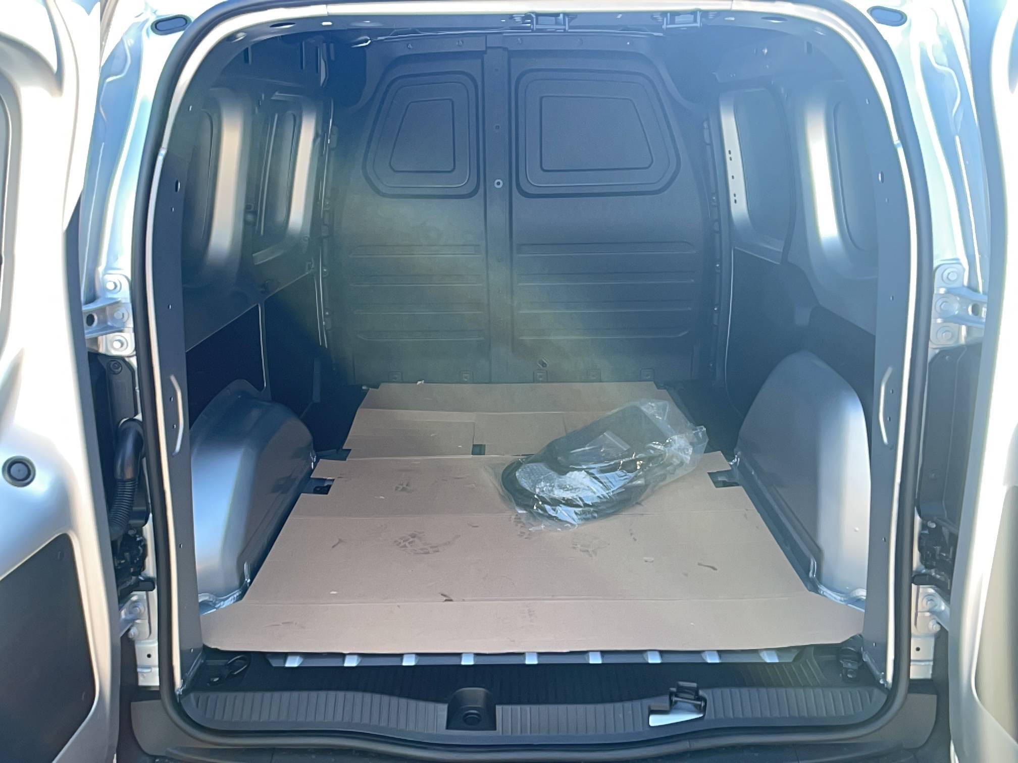 Vente en ligne Renault Kangoo Van E-Tech  FG TOLE L1 AC22/DC80 GSR2 au prix de 29 991 €