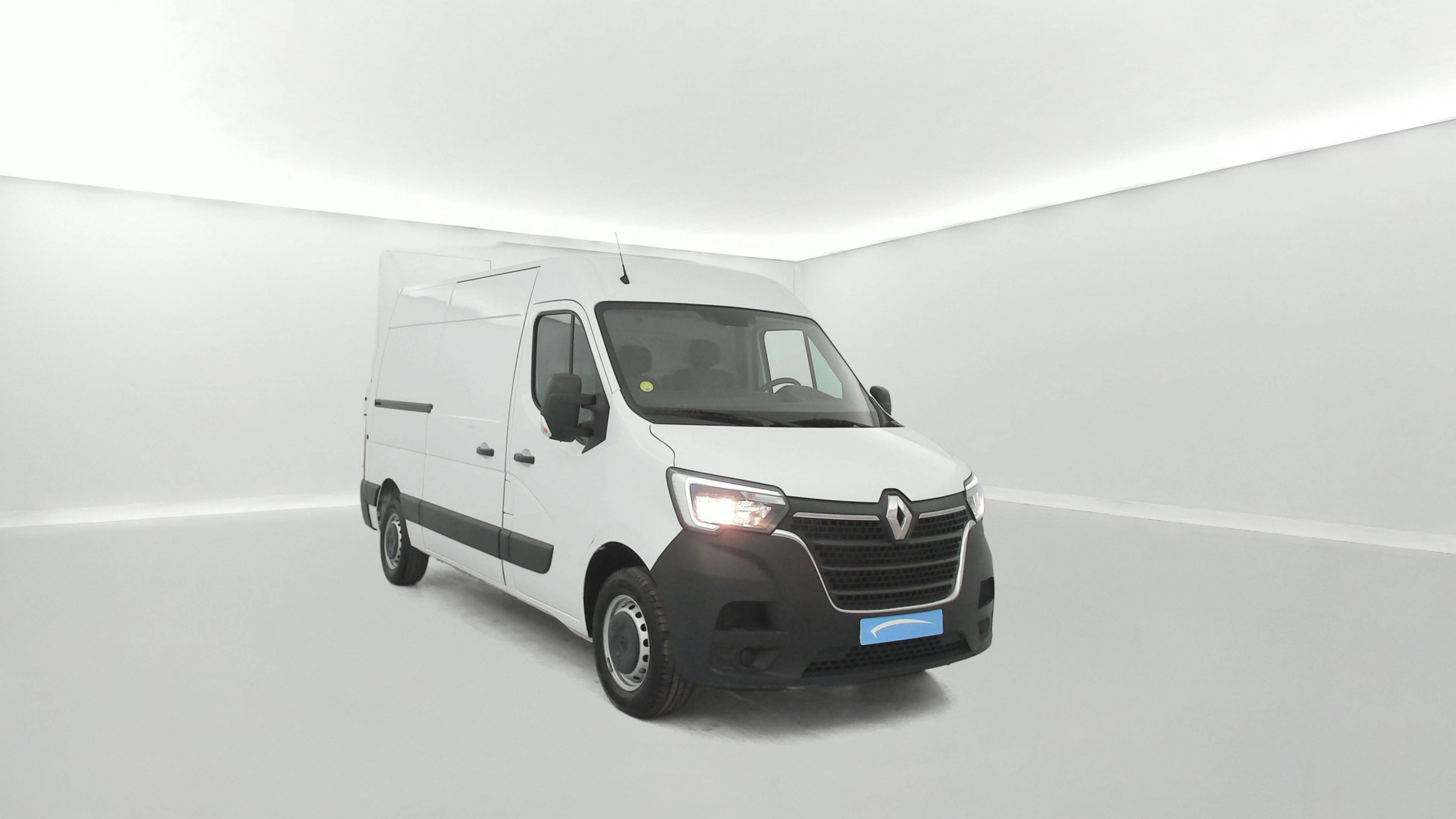 Vente en ligne Renault Master Fourgon MASTER FGN TRAC F3300 L2H2 BLUE DCI 135 au prix de 23 990 €