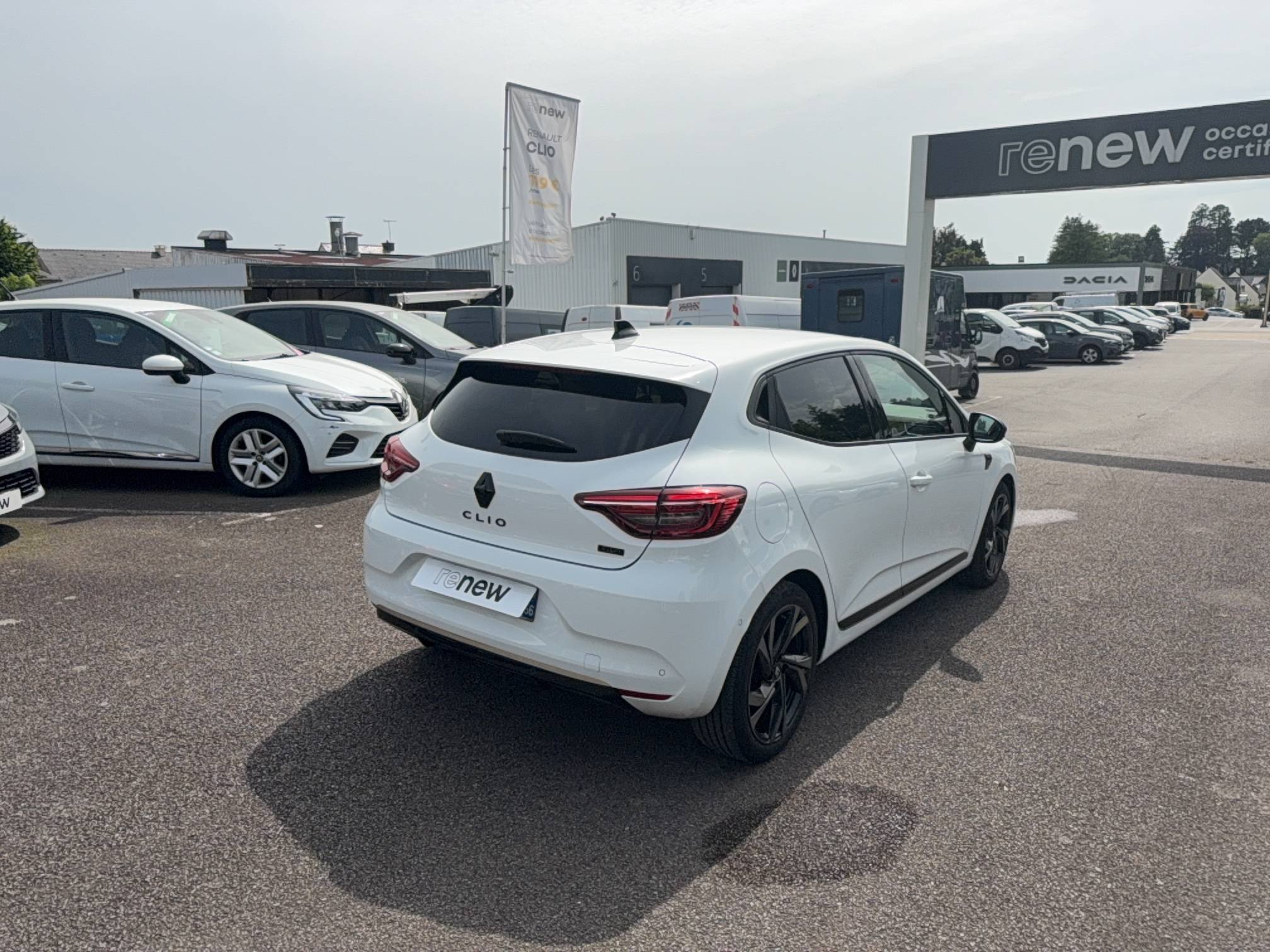 Renault Clio 5 Clio E-Tech full hybrid 145 occasion de 2023 en vente à Ploërmel