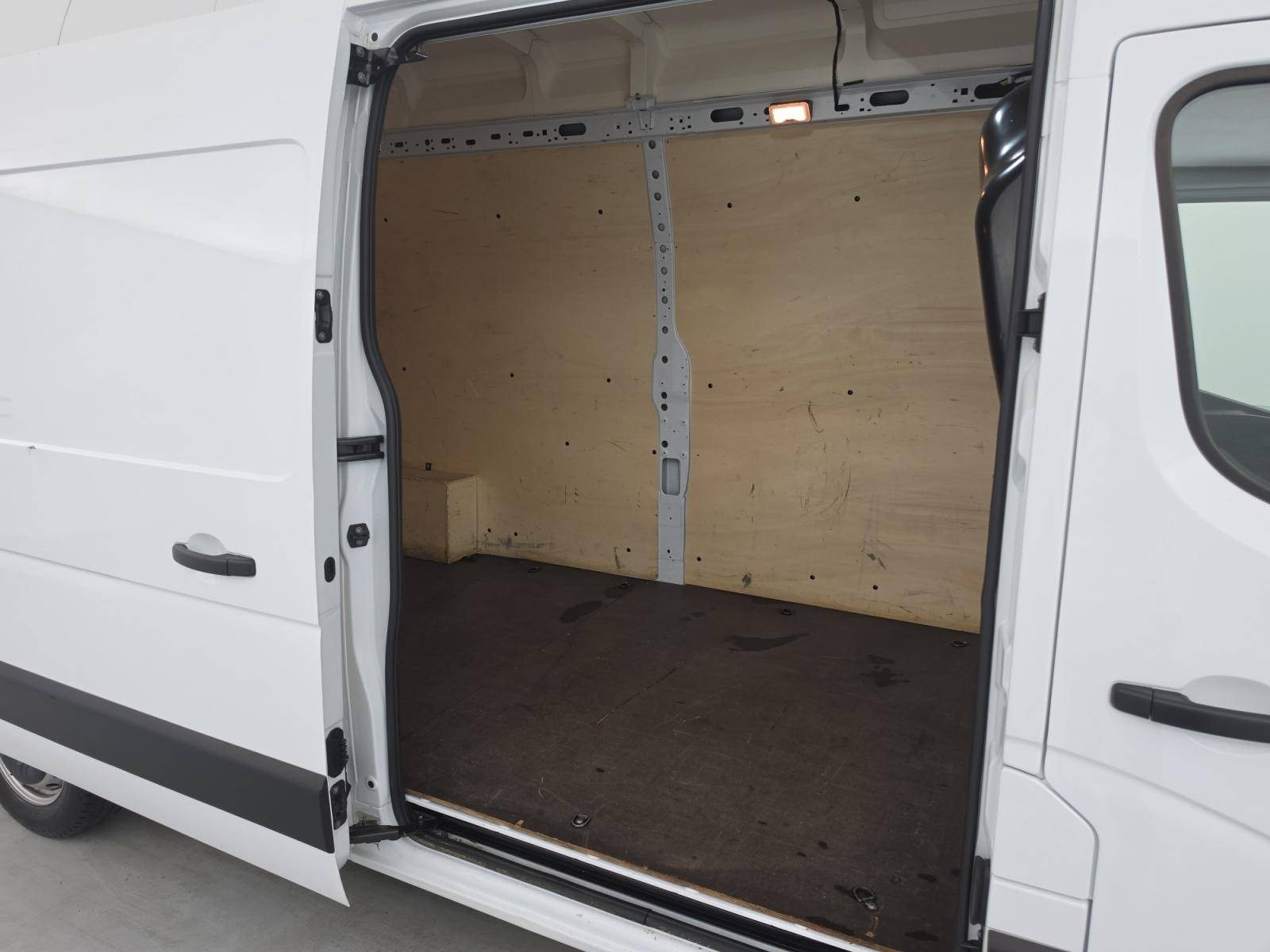 Vente en ligne Renault Master Fourgon MASTER FGN TRAC F3500 L3H3 BLUE DCI 135 au prix de 26 990 €