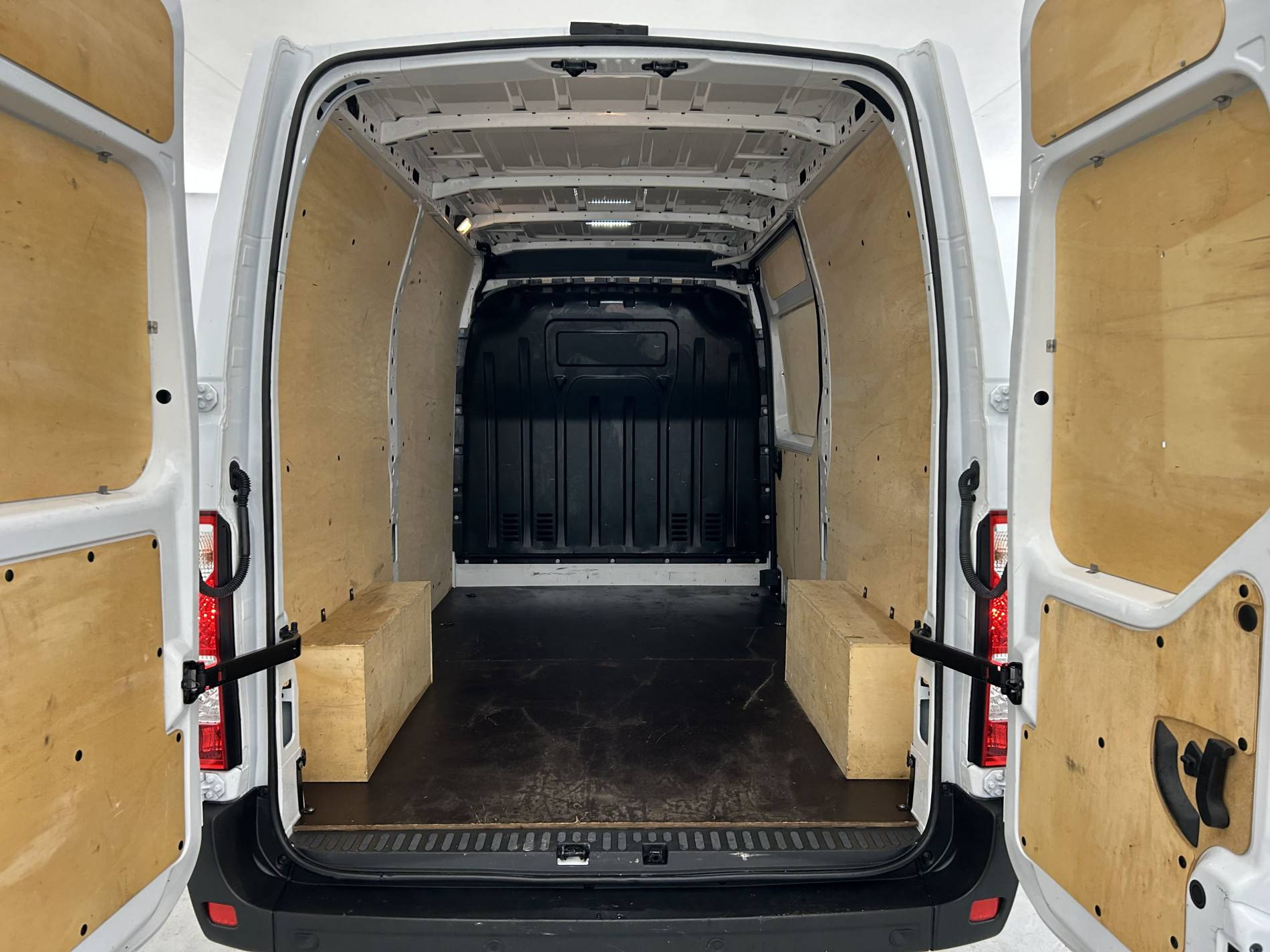 Vente en ligne Renault Master Fourgon MASTER FGN TRAC F3500 L2H2 BLUE DCI 135 au prix de 24 990 €