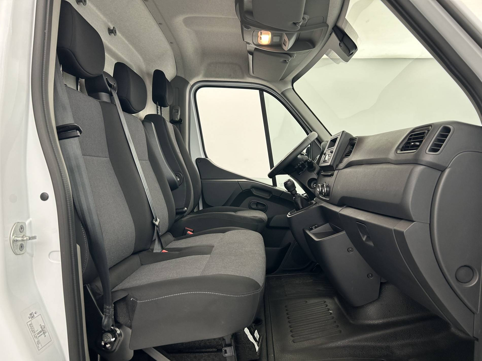Vente en ligne Renault Master Fourgon MASTER FGN TRAC F3500 L2H2 BLUE DCI 135 au prix de 24 790 €