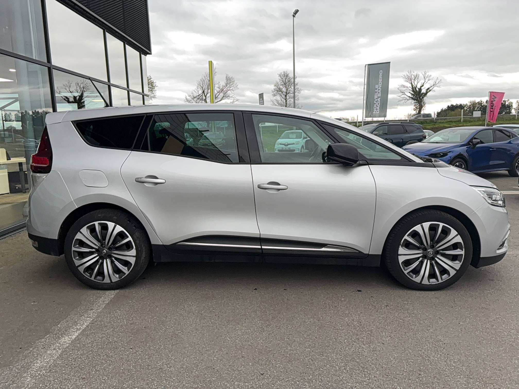 Vente en ligne Renault Grand Scenic 4 Grand Scenic TCe 140 FAP EDC - 21 au prix de 16 690 €