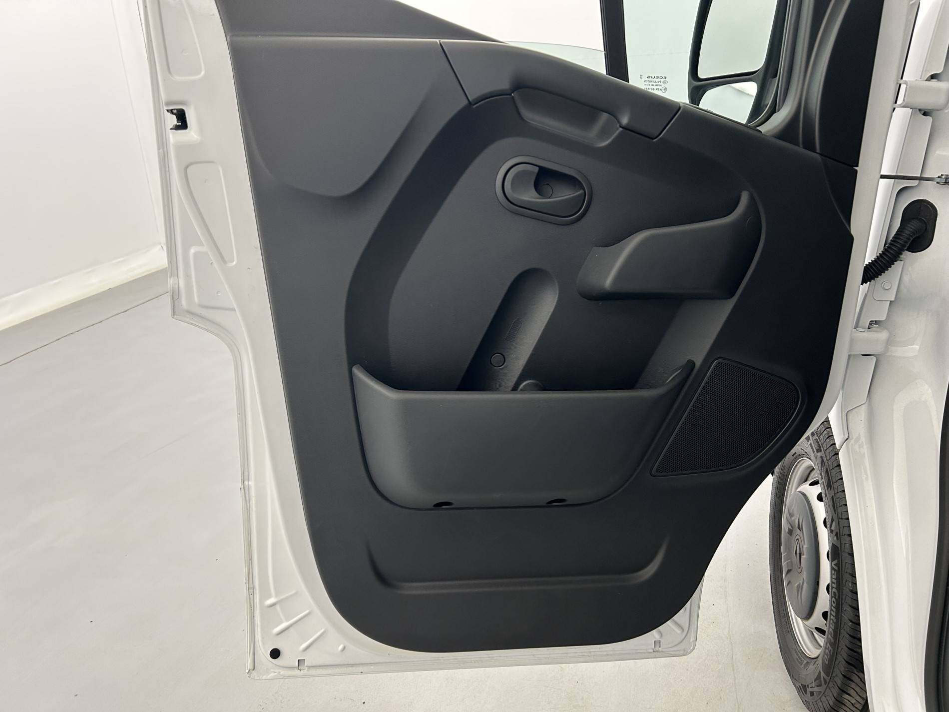 Vente en ligne Renault Master Fourgon MASTER FGN TRAC F3500 L2H2 BLUE DCI 135 au prix de 23 990 €