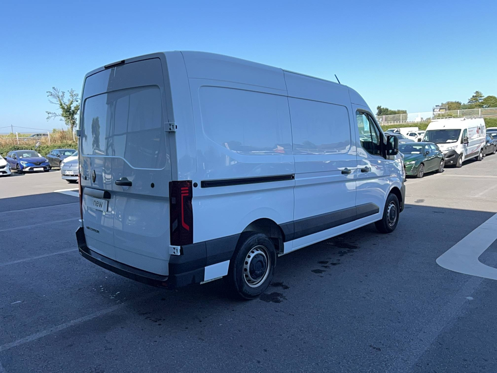 Vente en ligne Renault Master Fourgon MASTER FG BLUE DCI 130 L2H2 3T5 TR au prix de 29 990 €