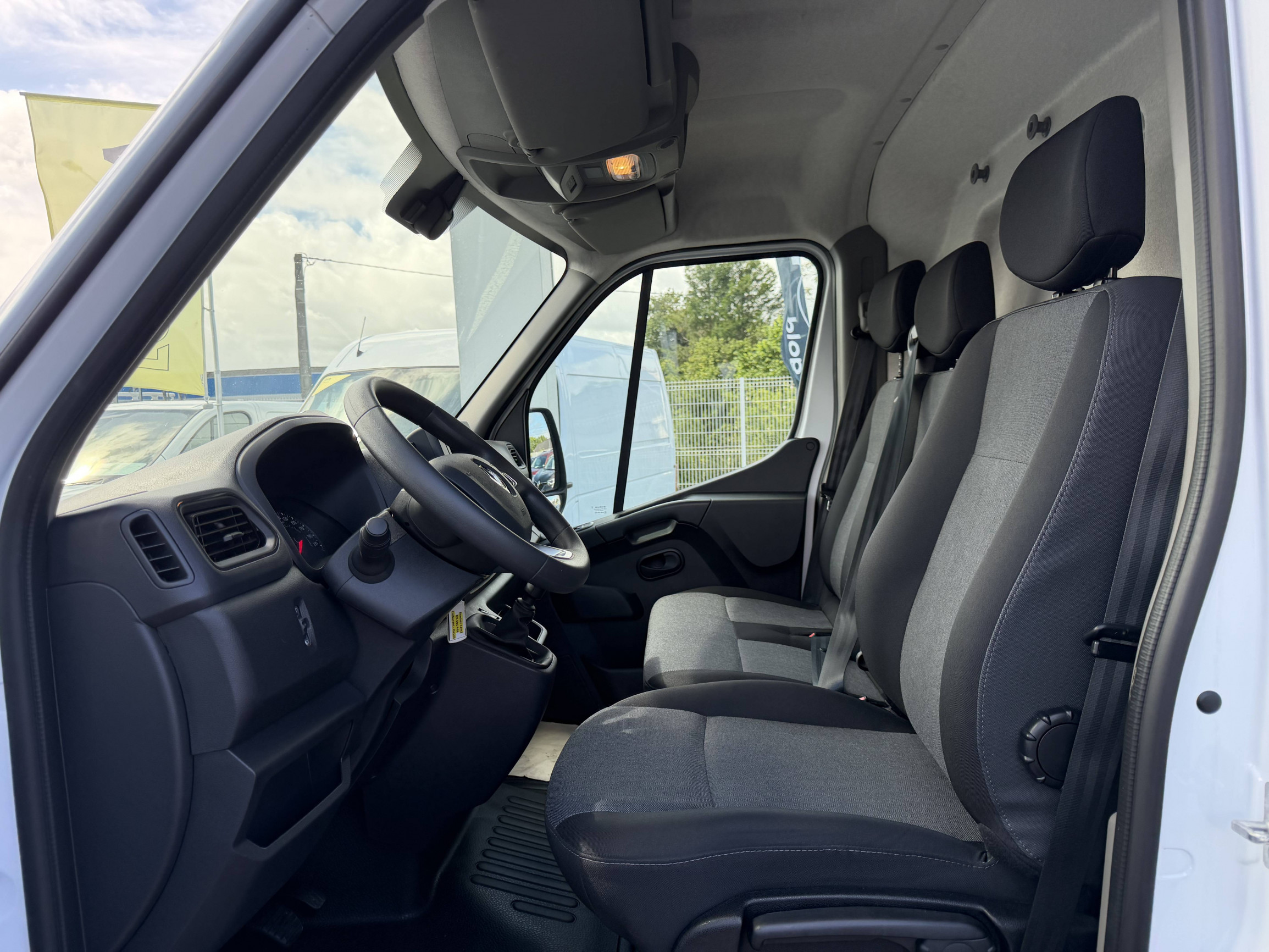 Vente en ligne Renault Master Fourgon MASTER FGN TRAC F3500 L2H2 BLUE DCI 135 au prix de 25 990 €