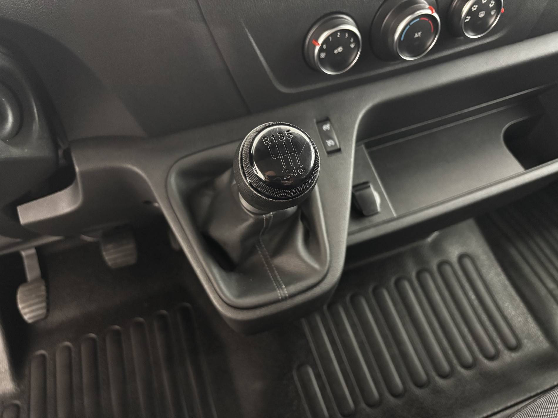 Vente en ligne Renault Master Fourgon MASTER CA TRAC F3500 L2H2 BLUE DCI 150 au prix de 26 890 €