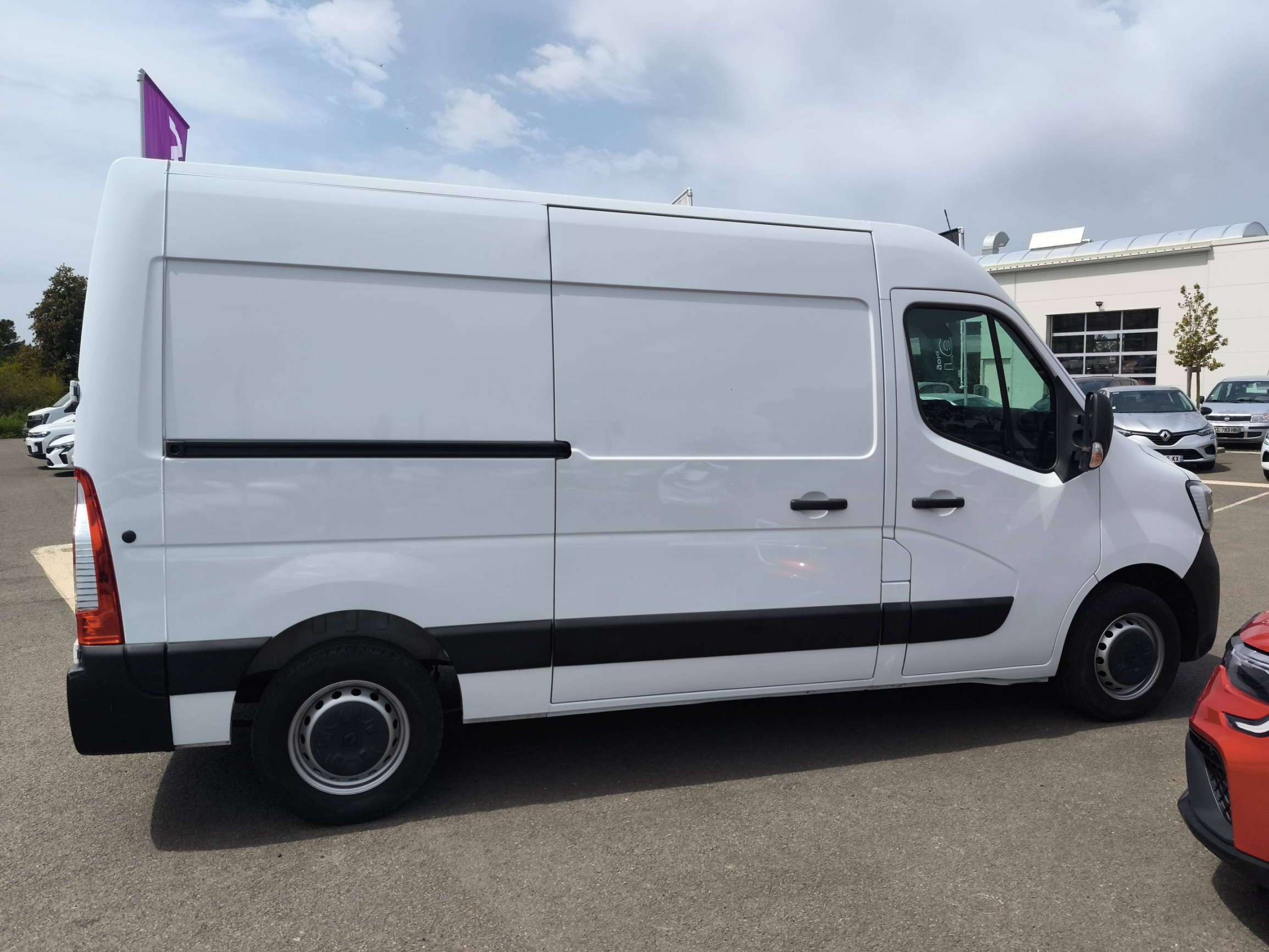 Vente en ligne Renault Master Fourgon MASTER FGN TRAC F3500 L2H2 BLUE DCI 135 au prix de 24 990 €