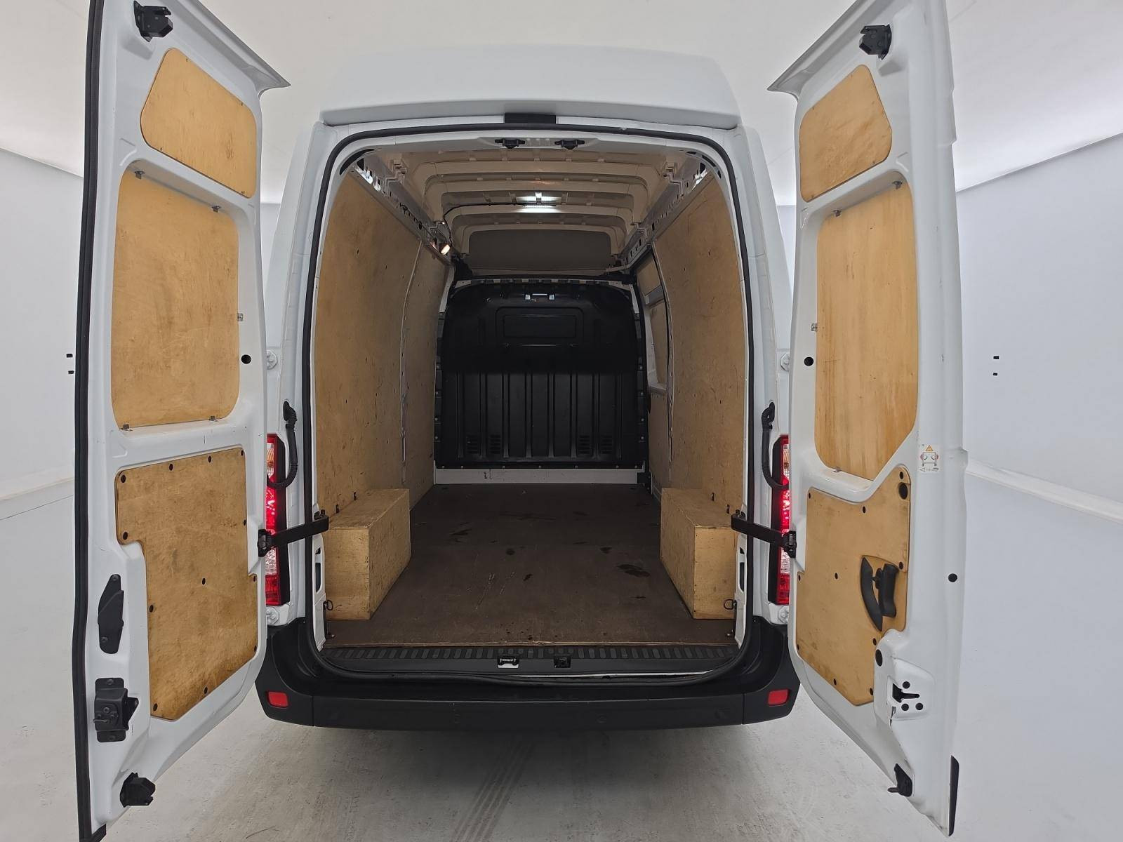 Vente en ligne Renault Master Fourgon MASTER FGN TRAC F3500 L3H3 BLUE DCI 135 au prix de 24 490 €