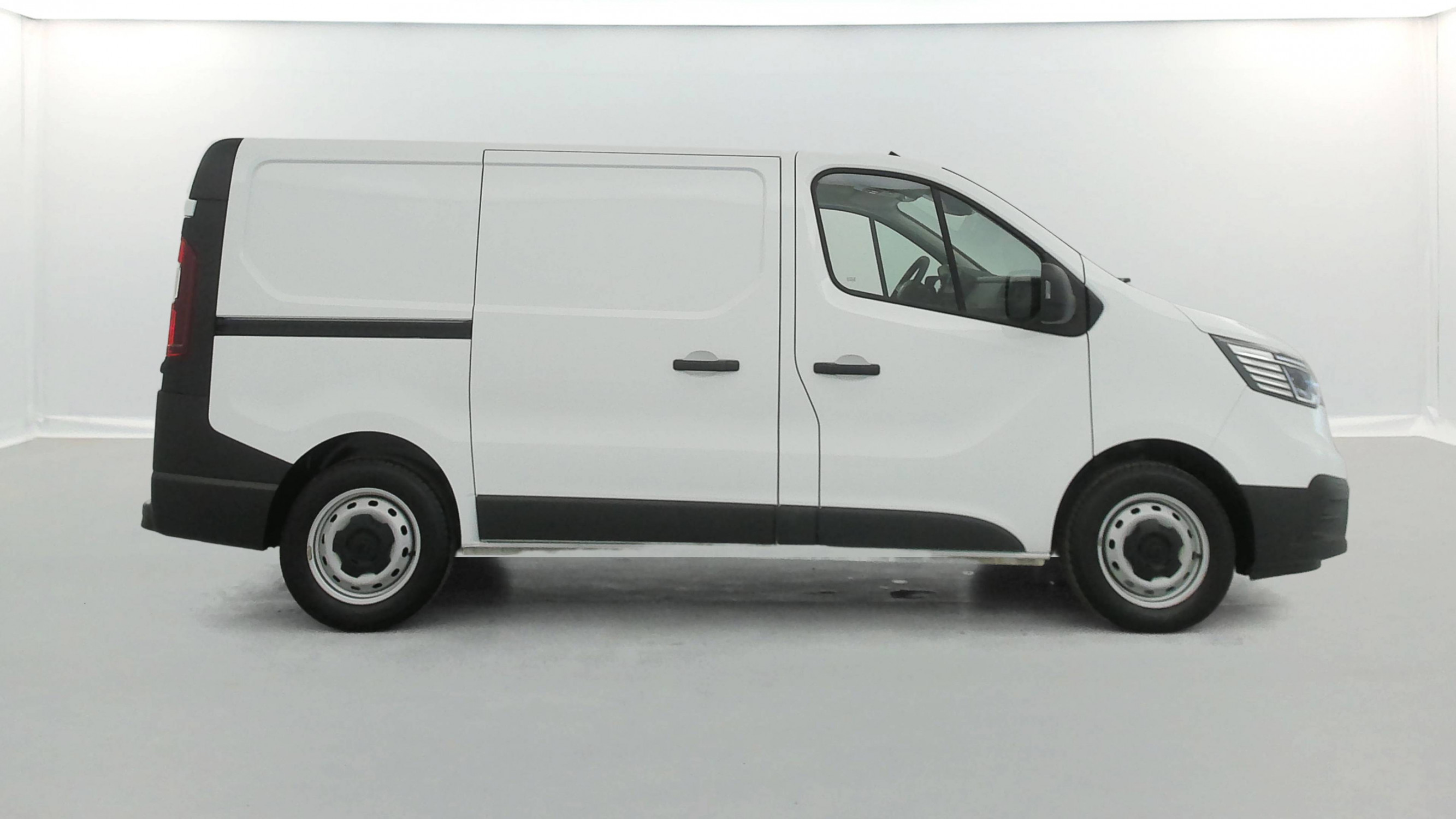 Vente en ligne Renault Trafic 3 Fourgon TRAFIC FG BLUE DCI 130 L1H1 3T GSR2 au prix de 23 990 €