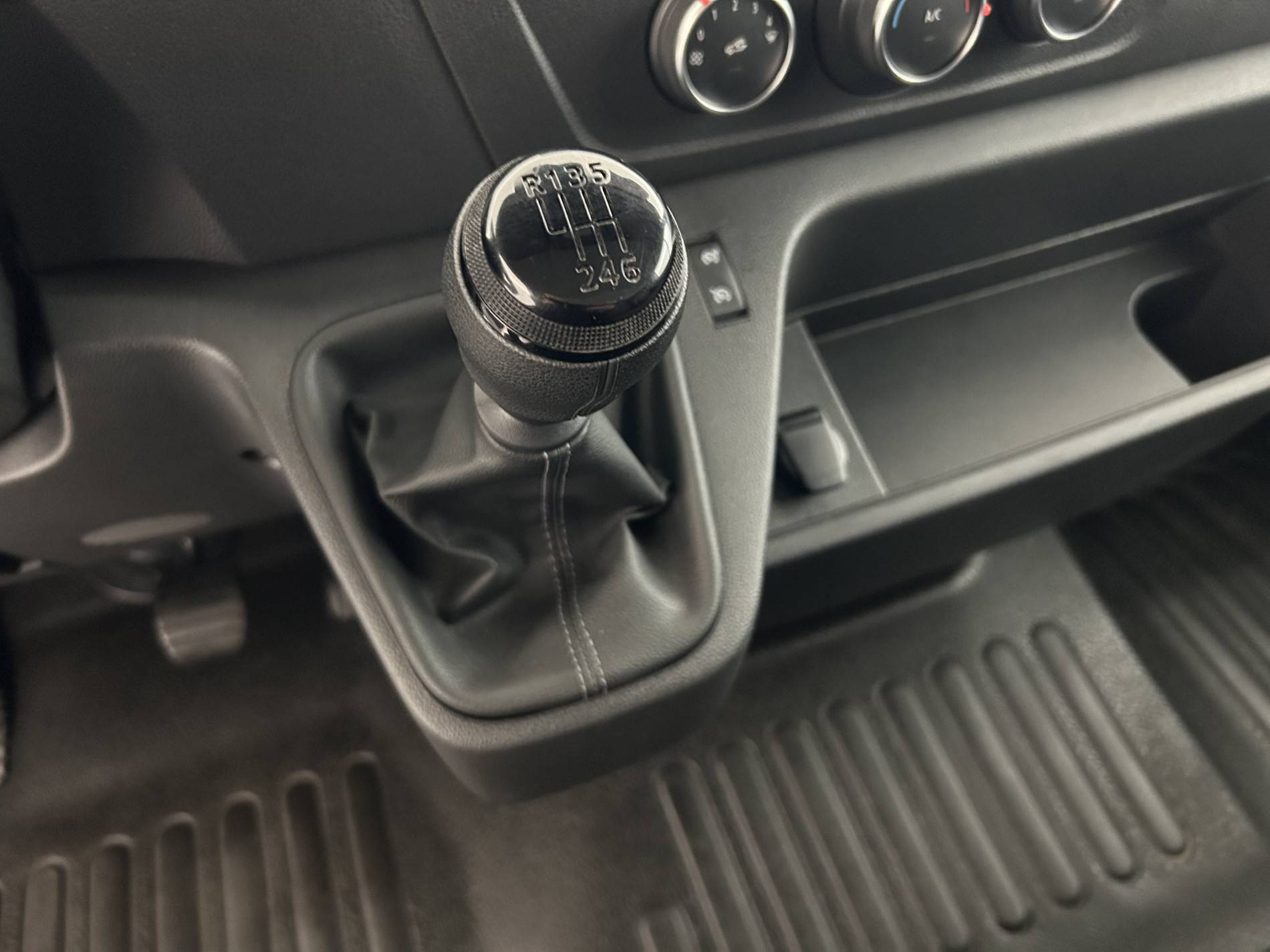 Vente en ligne Renault Master Fourgon MASTER FGN TRAC F3500 L2H2 BLUE DCI 135 au prix de 27 990 €