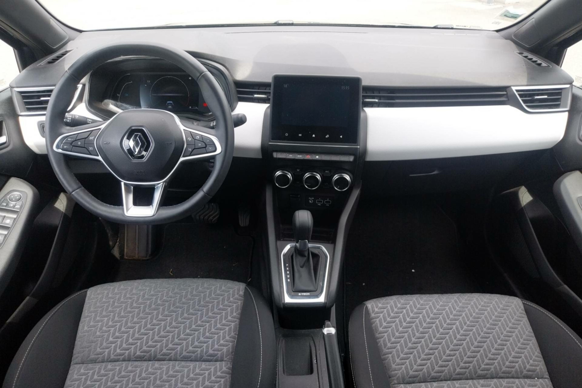 Vente en ligne Renault Clio 5 Clio E-Tech 140 - 21N au prix de 17 000 €