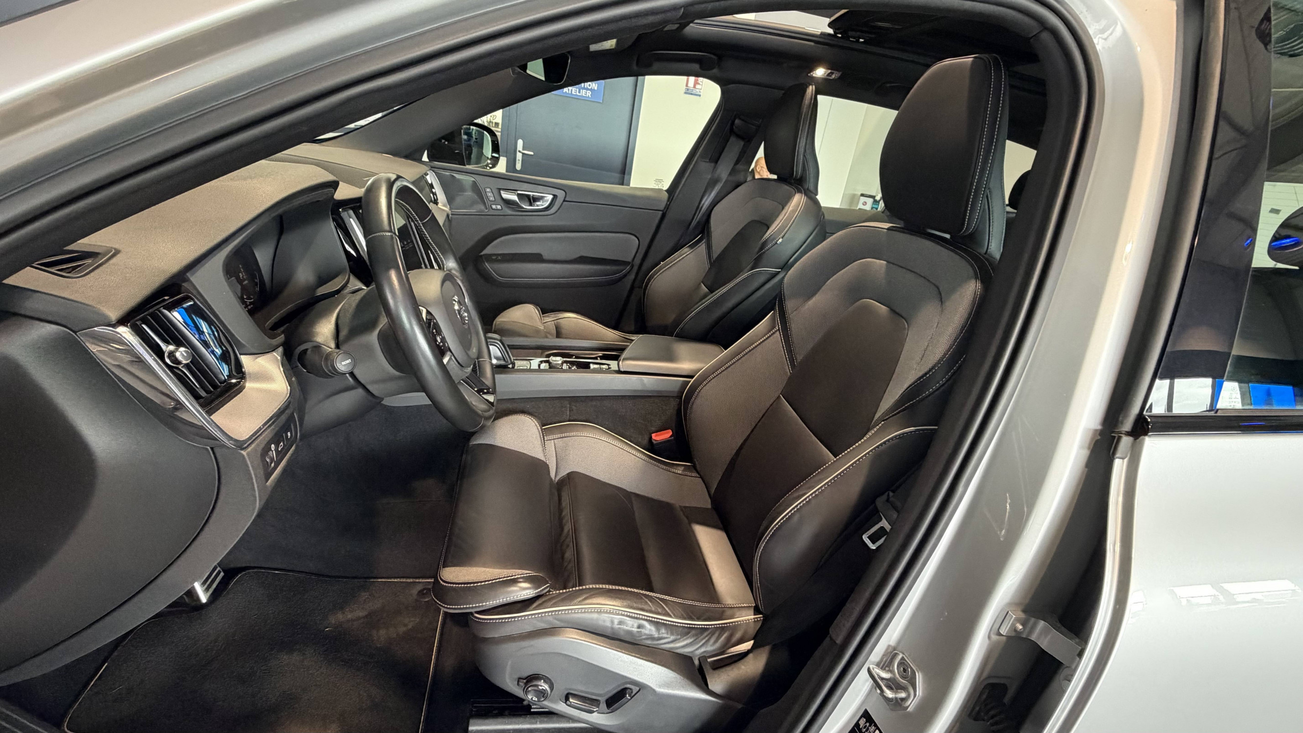 Vente en ligne Volvo XC60  T8 Recharge AWD 303 ch + 87 ch Geartronic 8 au prix de 41 990 €