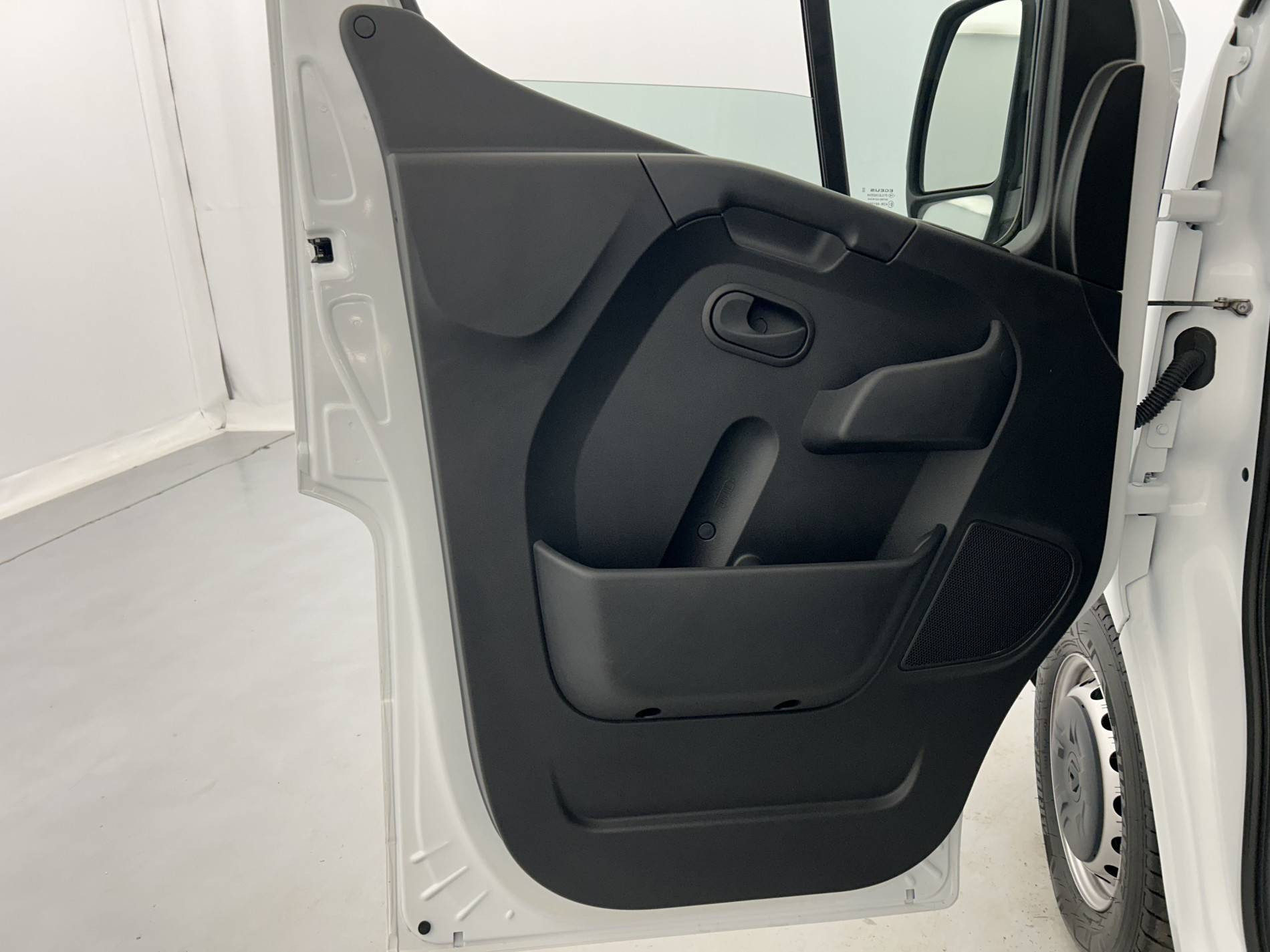 Vente en ligne Renault Master Fourgon MASTER FGN TRAC F3500 L2H2 BLUE DCI 135 au prix de 27 990 €