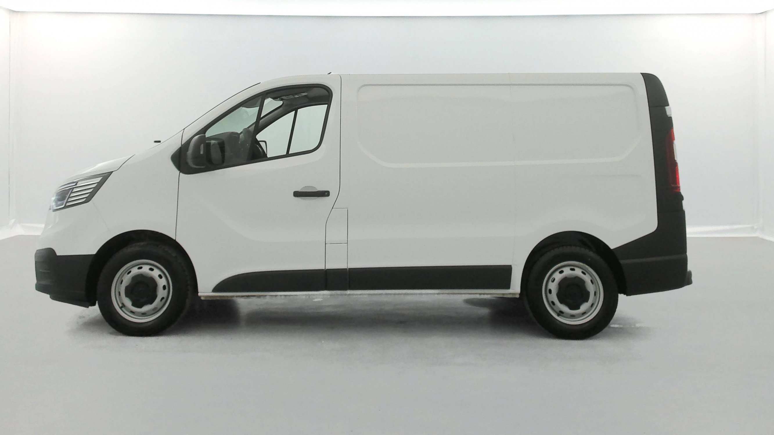 Vente en ligne Renault Trafic 3 Fourgon TRAFIC FG BLUE DCI 130 L1H1 3T GSR2 au prix de 23 999 €