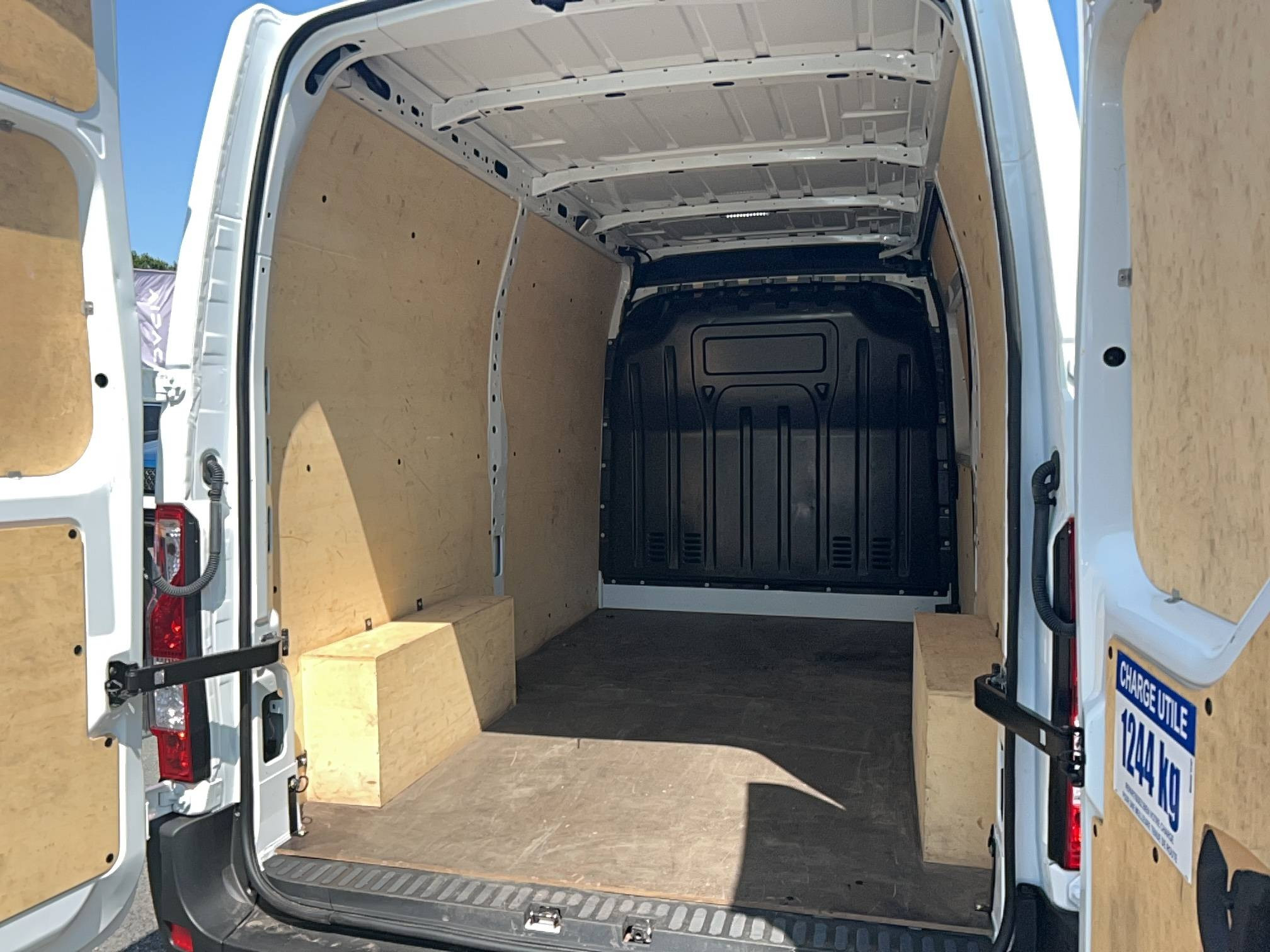 Vente en ligne Renault Master Fourgon MASTER FGN TRAC F3500 L2H2 BLUE DCI 135 au prix de 22 990 €
