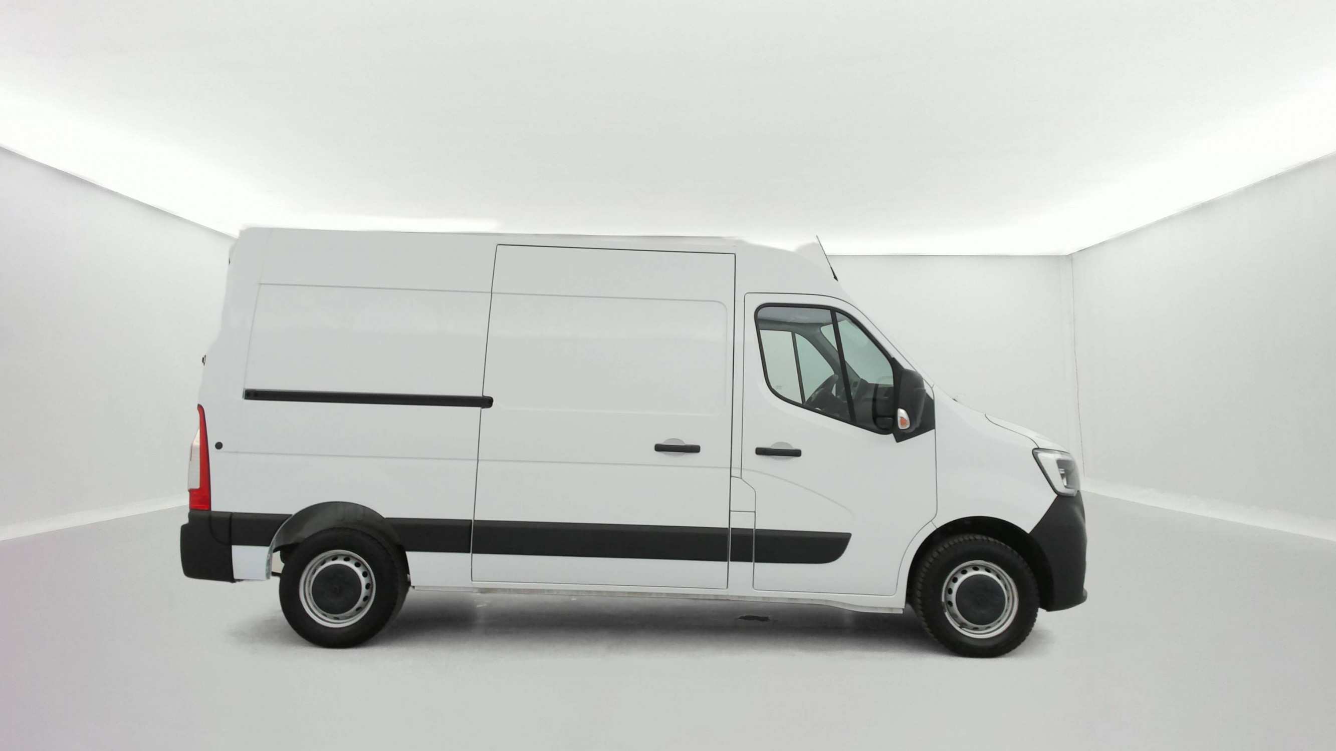 Vente en ligne Renault Master Fourgon MASTER FGN TRAC F3500 L2H2 BLUE DCI 135 au prix de 25 990 €