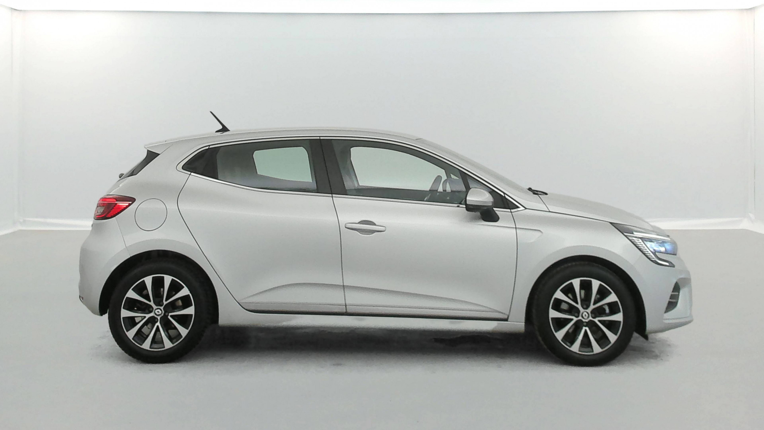 Vente en ligne Renault Clio 5 Clio E-Tech 140 - 21N au prix de 16 990 €