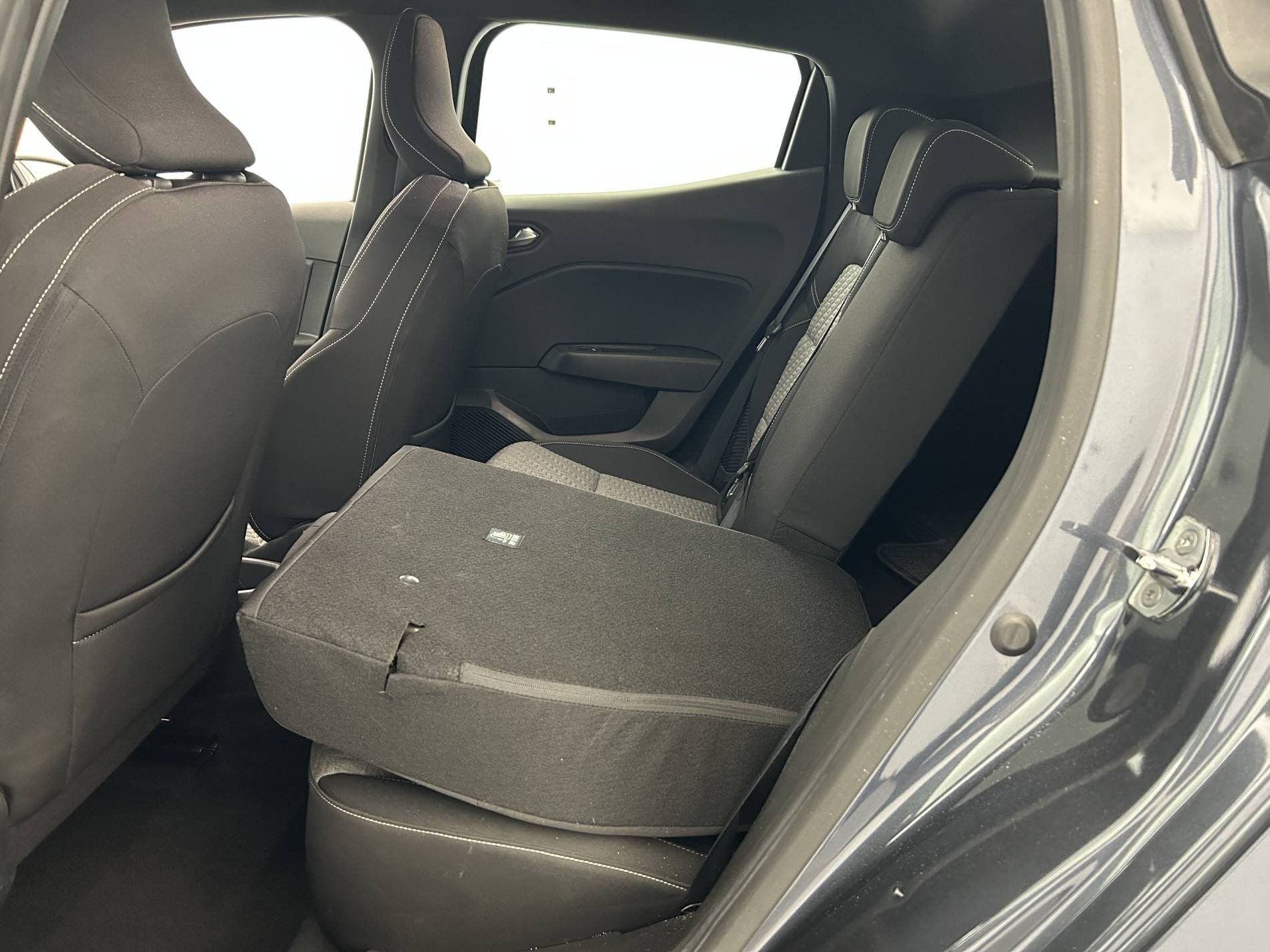 Vente en ligne Renault Clio 5 Clio E-Tech 140 - 21N au prix de 17 000 €