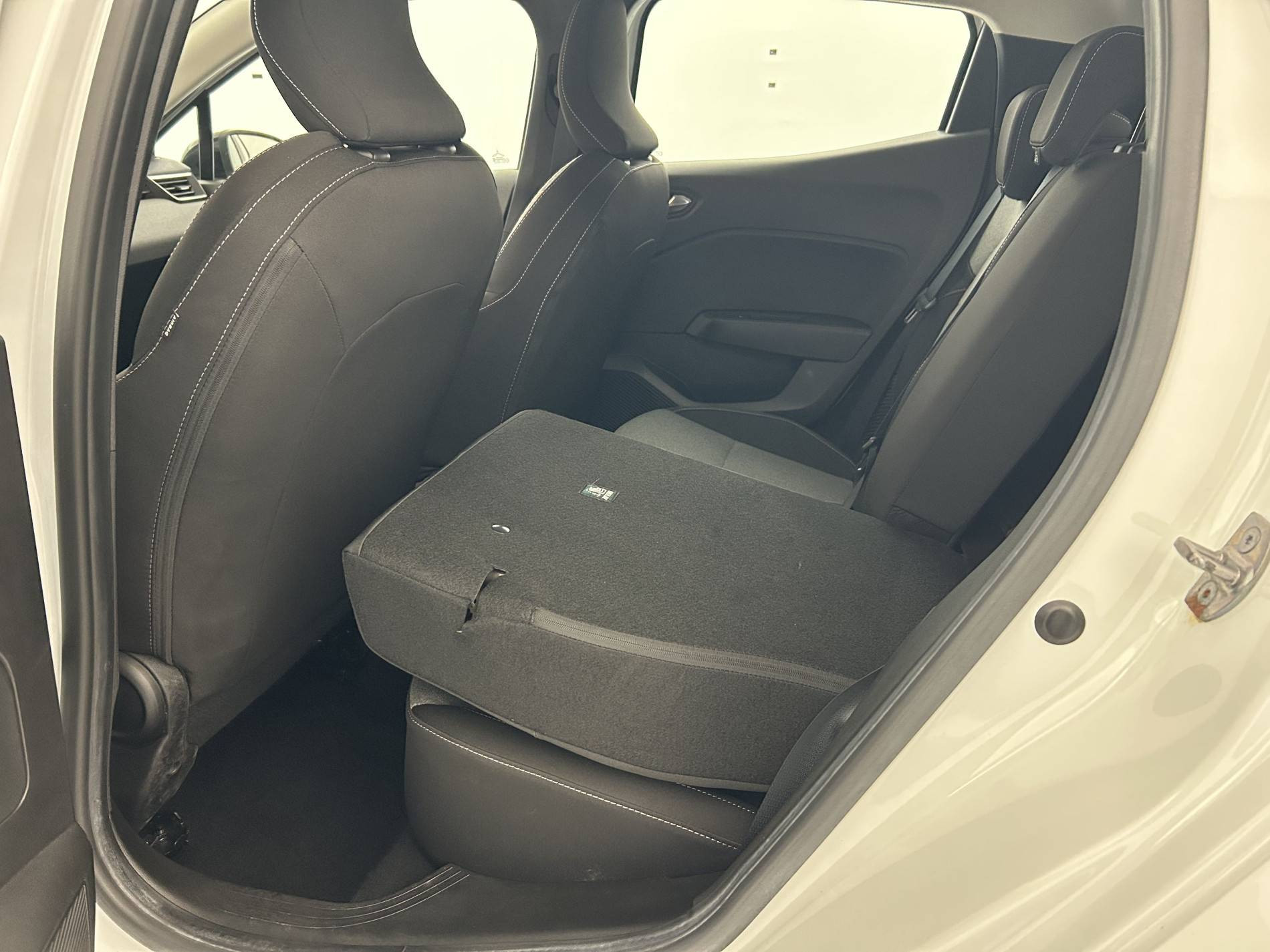 Vente en ligne Renault Clio 5 Clio E-Tech full hybrid 145 au prix de 17 990 €