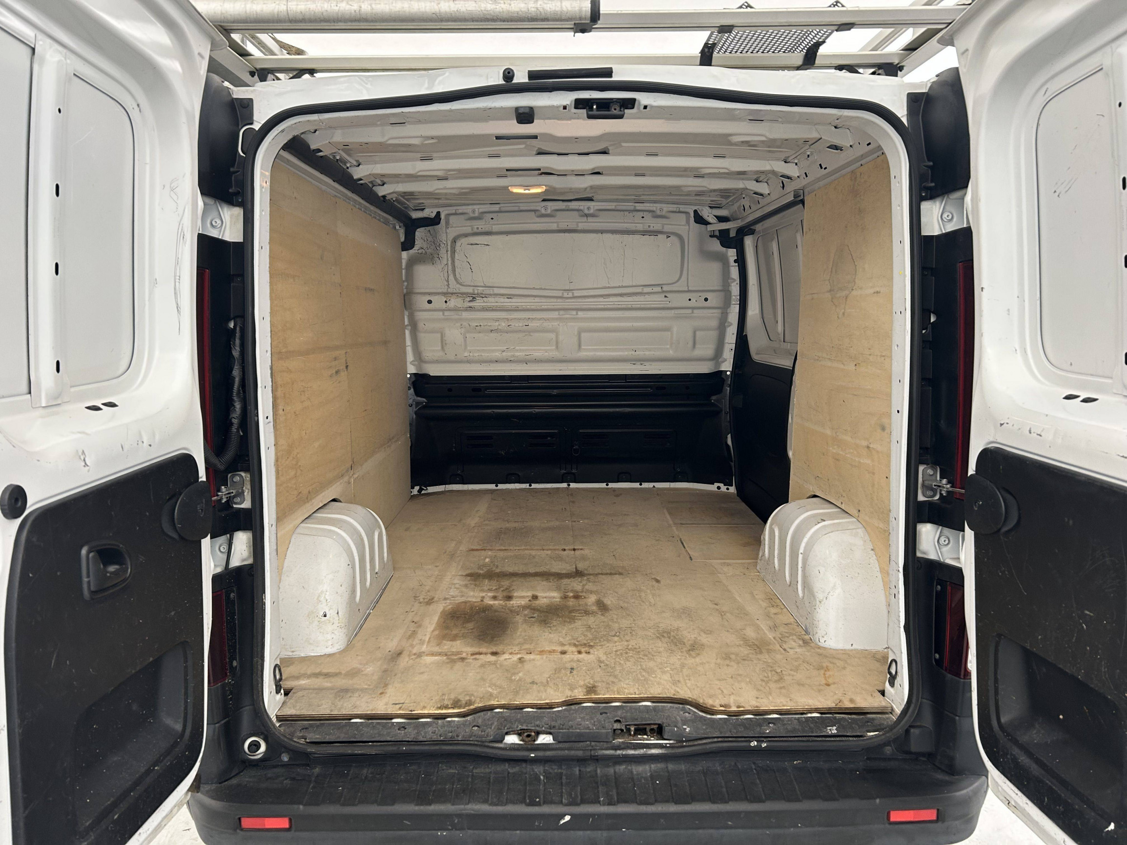 Vente en ligne Renault Trafic 3 Fourgon TRAFIC FGN L1H1 1000 KG DCI 120 au prix de 19 490 €