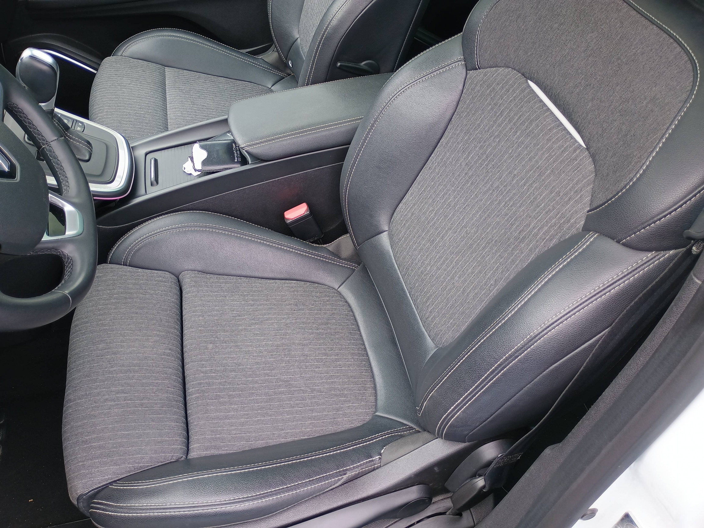 Vente en ligne Renault Grand Scenic 4 Grand Scenic TCe 140 EDC au prix de 22 590 €