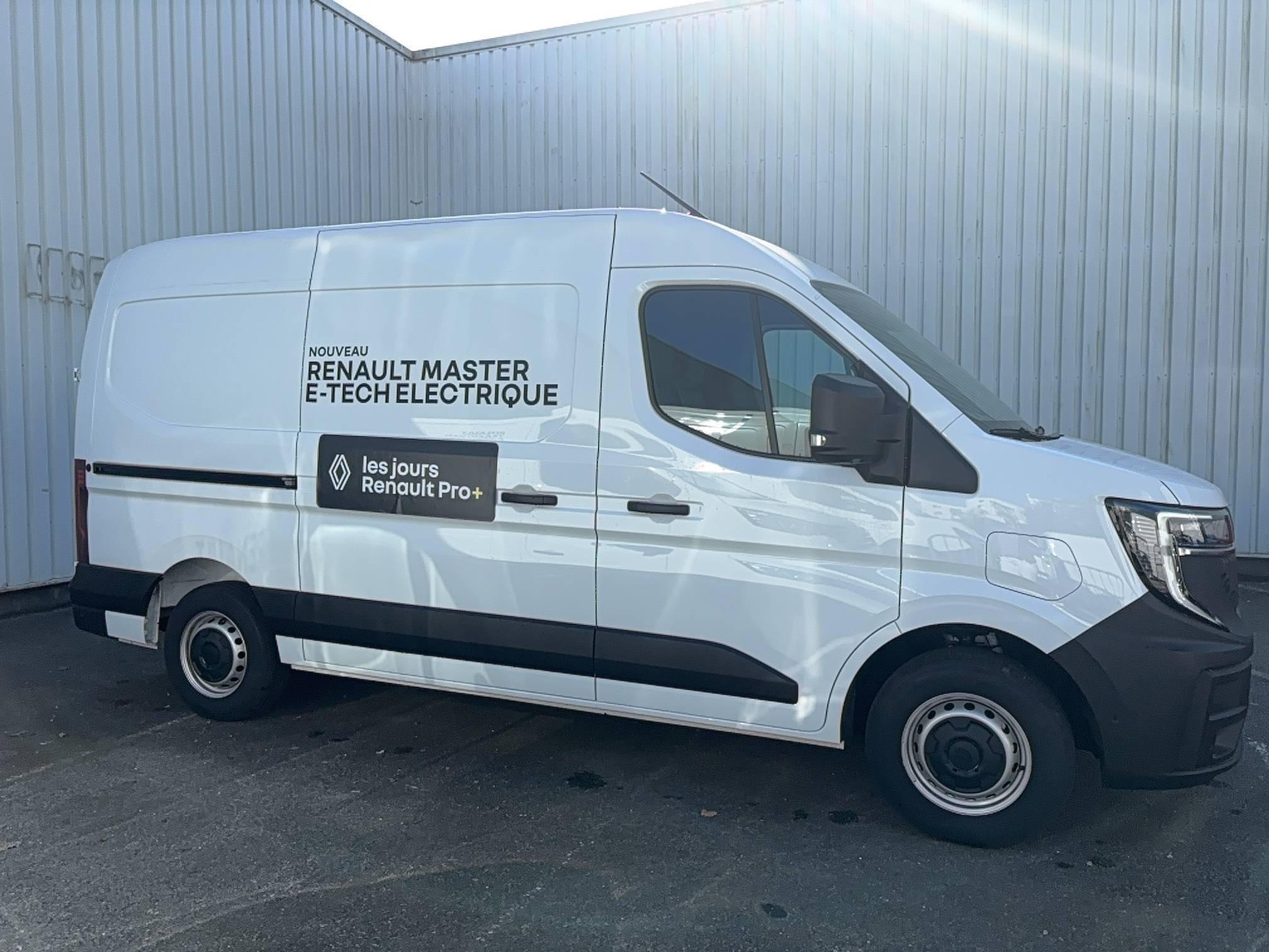 Vente en ligne Renault Master E-Tech MASTER ELECTRIQUE FGN L2H2 3T5 GRANDE AUTONOMIE au prix de 55 390 €