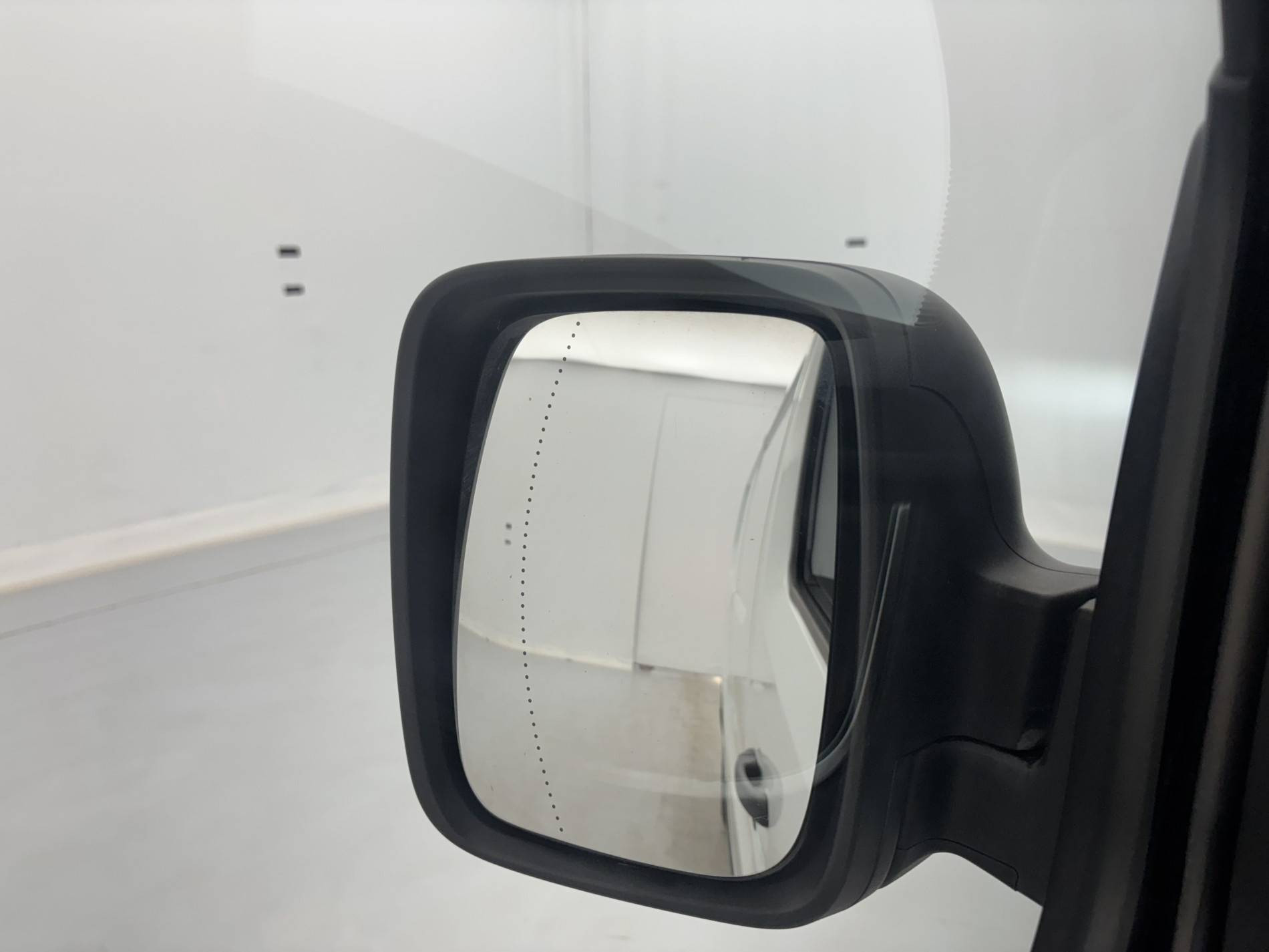 Vente en ligne Renault Trafic 3 Fourgon TRAFIC FGN L2H1 3000 KG BLUE DCI 130 au prix de 21 990 €