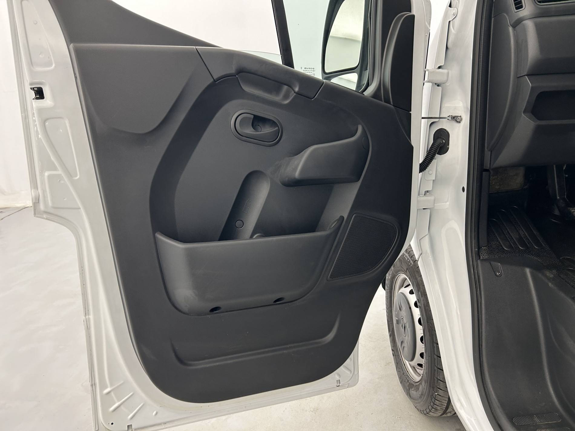 Vente en ligne Renault Master Fourgon MASTER FGN TRAC F3500 L2H2 BLUE DCI 135 au prix de 25 490 €