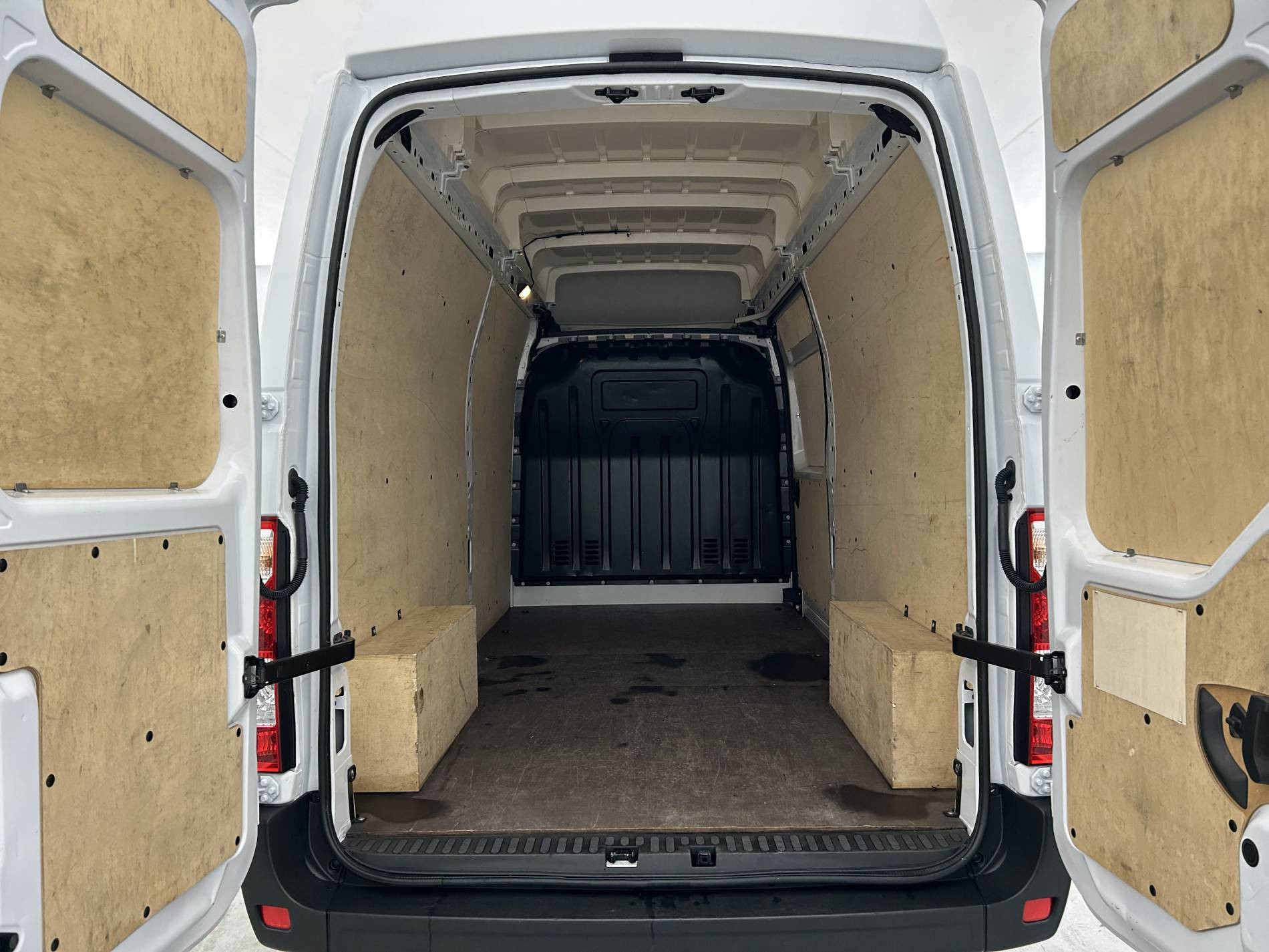 Vente en ligne Renault Master Fourgon MASTER FGN TRAC F3500 L3H3 BLUE DCI 135 au prix de 29 990 €