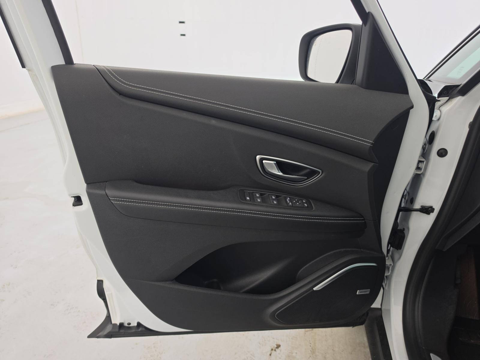 Vente en ligne Renault Grand Scenic 4 Grand Scenic TCe 160 FAP EDC au prix de 16 990 €