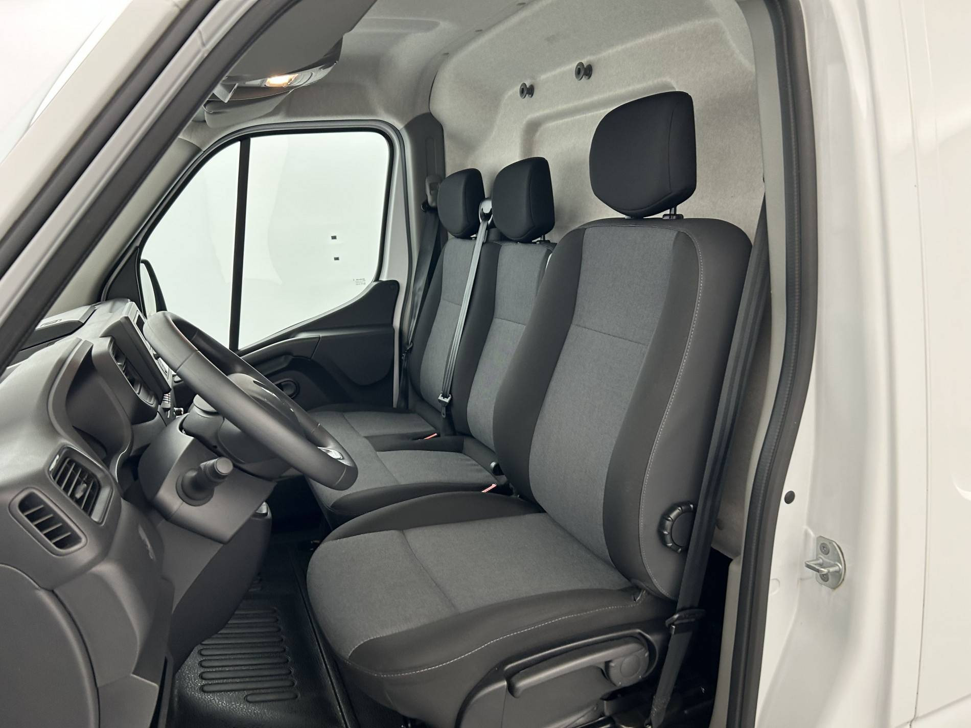 Vente en ligne Renault Master Fourgon MASTER FGN TRAC F3500 L2H2 BLUE DCI 135 au prix de 23 990 €