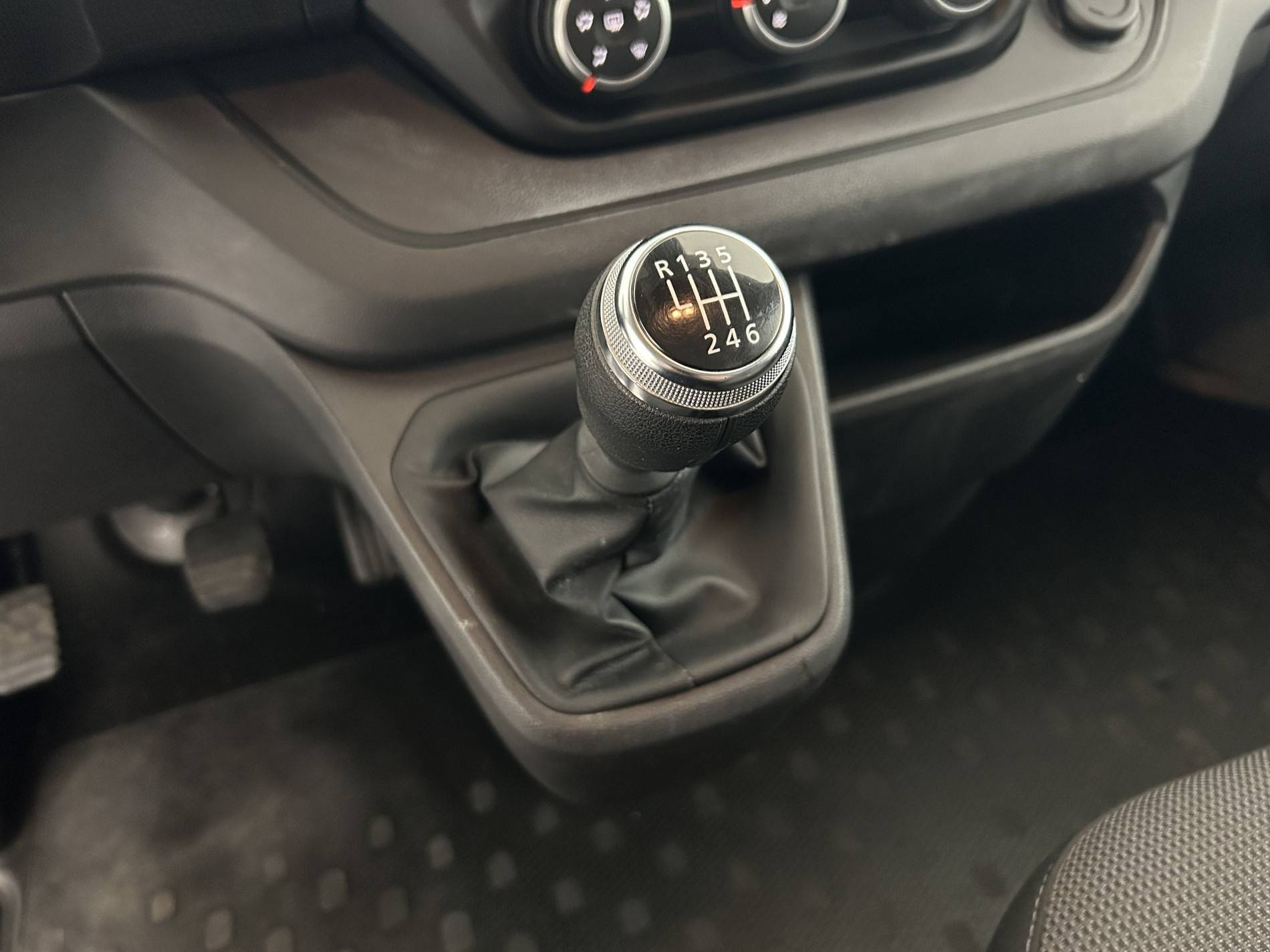 Vente en ligne Renault Trafic 3 Fourgon TRAFIC FGN L2H1 3000 KG BLUE DCI 130 au prix de 23 990 €
