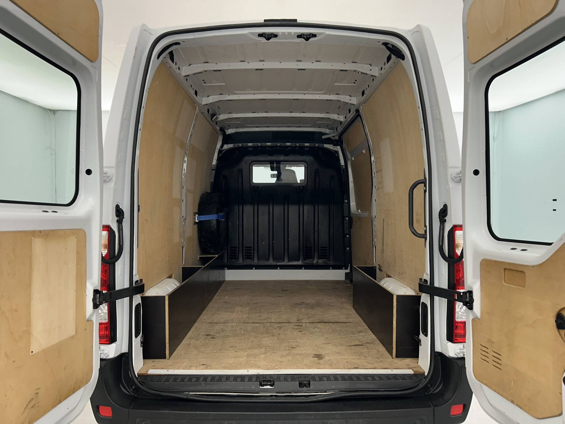 Vente en ligne Renault Master Fourgon MASTER FGN TRAC F3500 L2H2 DCI 135 au prix de 18 990 €